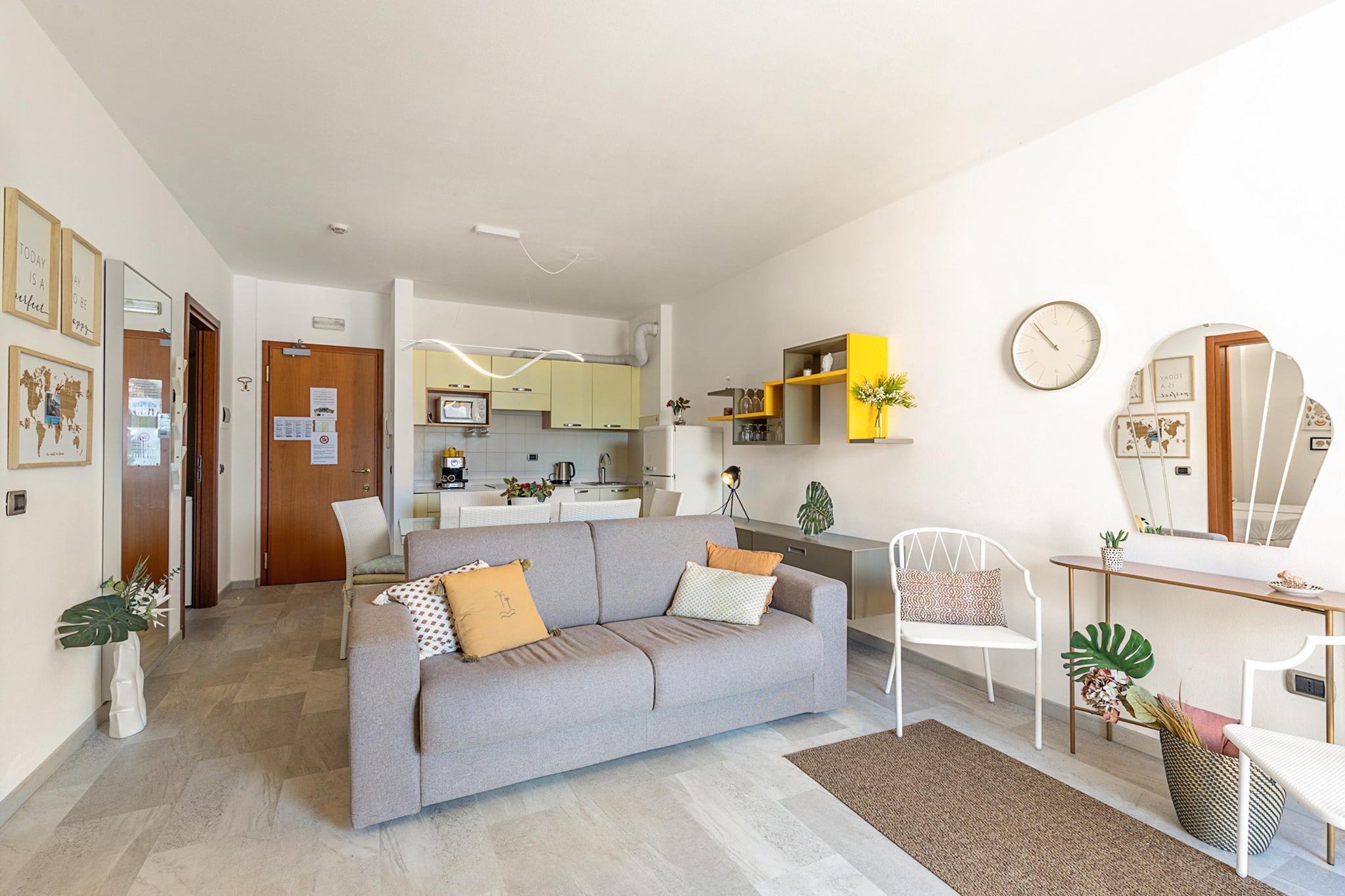 RESIDENCE PORTO LETIZIA - PALACE-1ROOM APT 4 PAX LAKE VIEW DELUXE 8206 - P1LD4-Woonkamer