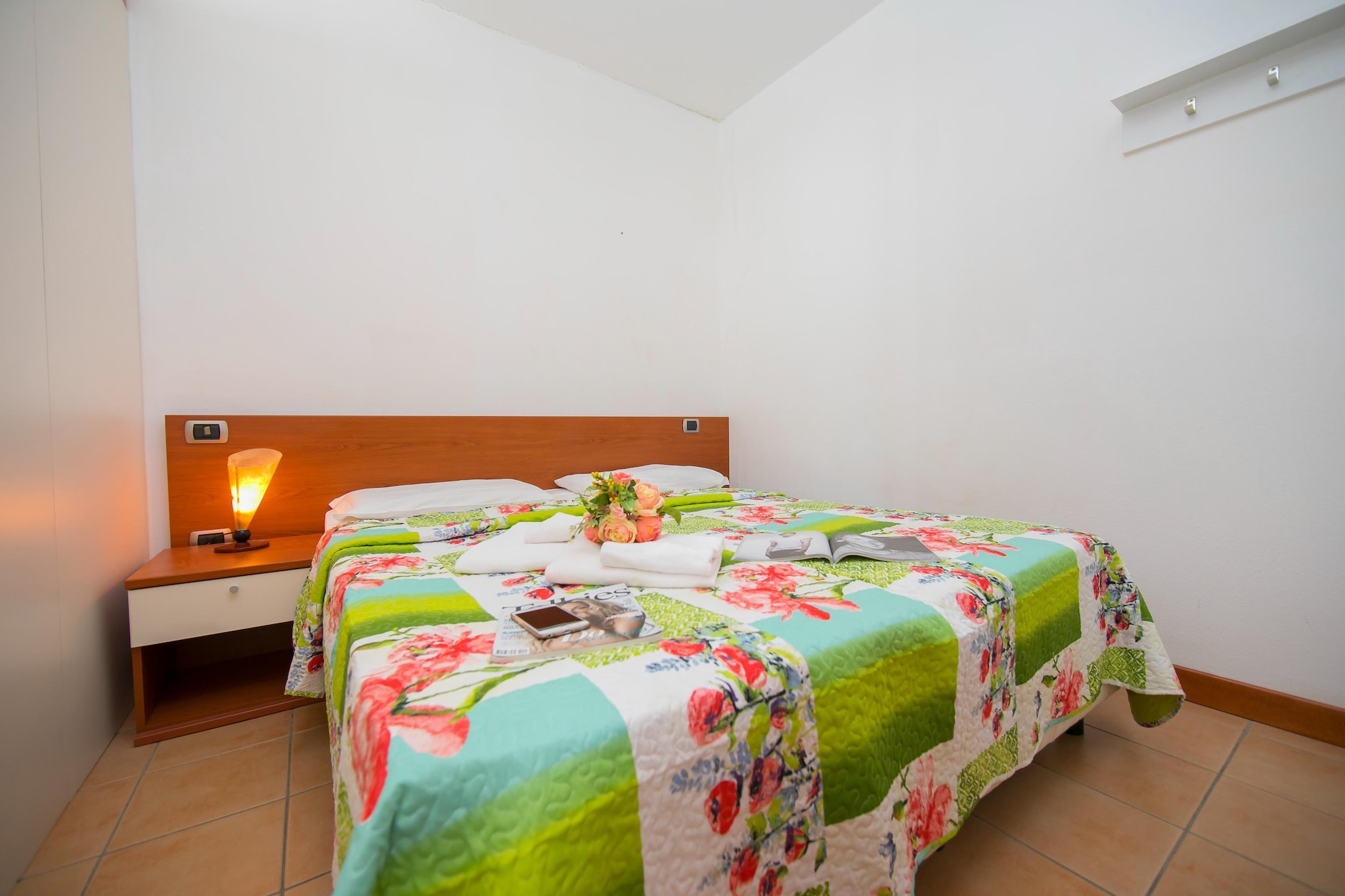 RESIDENCE PORTO LETIZIA - PALACE-2ROOM APT 6 PAX LAKE VIEW 8209 - P2LP6-Slaapkamer