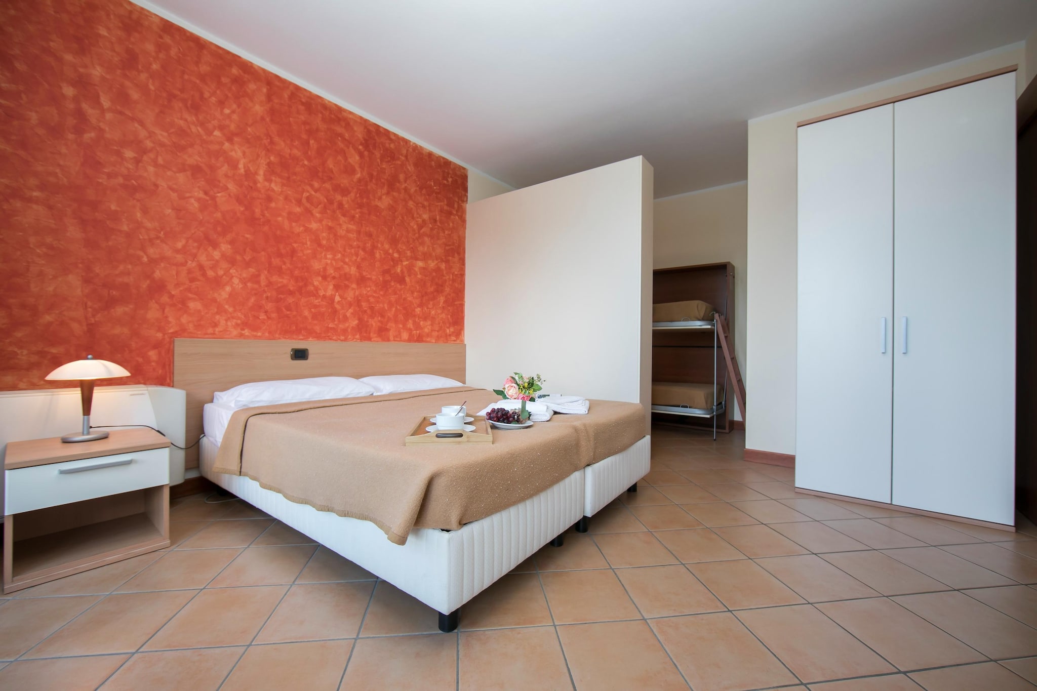 RESIDENCE PORTO LETIZIA - PALACE-2ROOM APT 6 PAX LAKE VIEW 8209 - P2LP6-Slaapkamer
