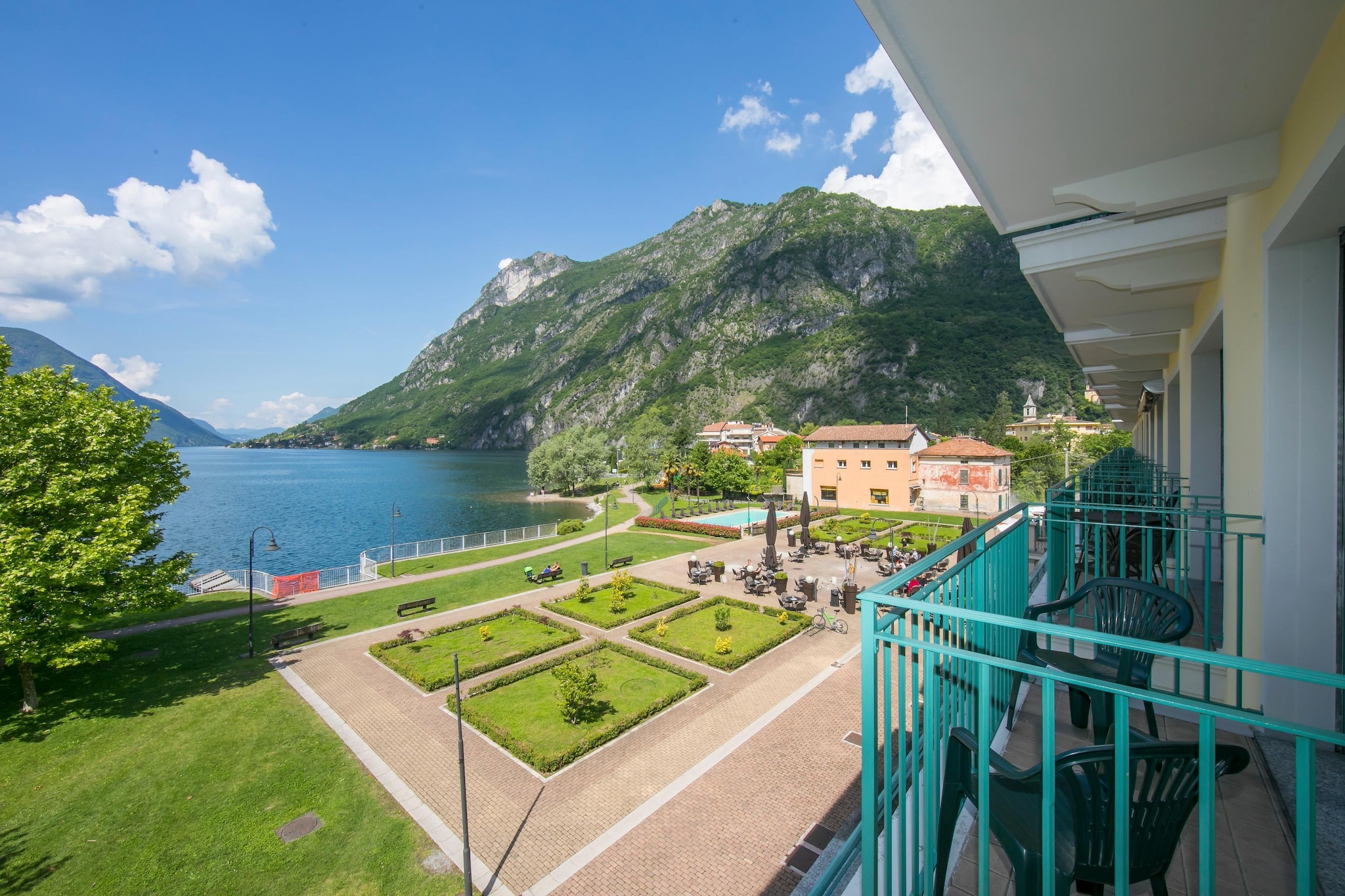 RESIDENCE PORTO LETIZIA - PALACE-2ROOM APT 6 PAX LAKE VIEW 8209 - P2LP6-Uitzicht zomer