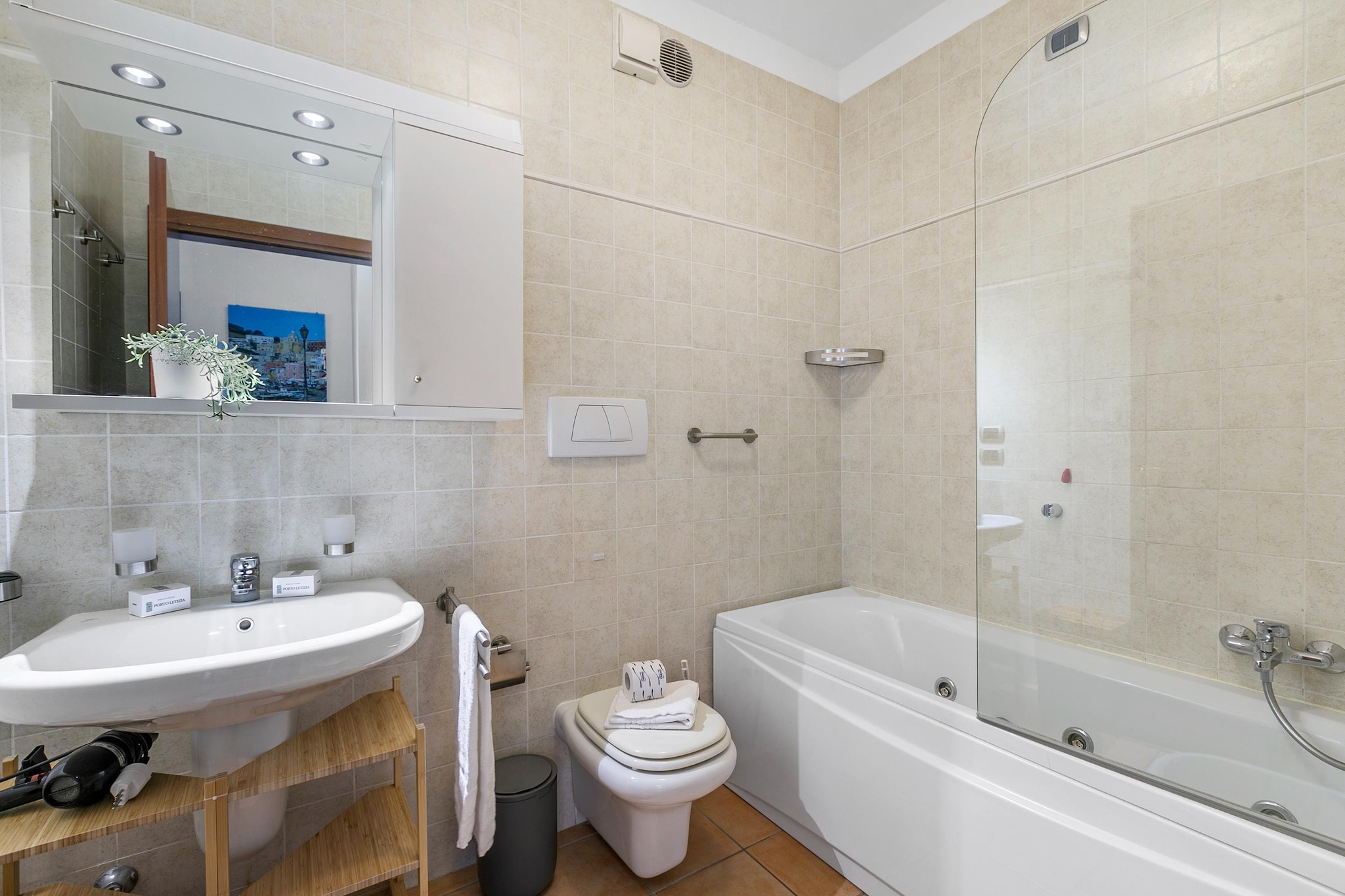 RESIDENCE PORTO LETIZIA - PALACE-2ROOM APT 6 PAX LAKE VIEW DELUXE 8210 - P2LD6-Badkamer