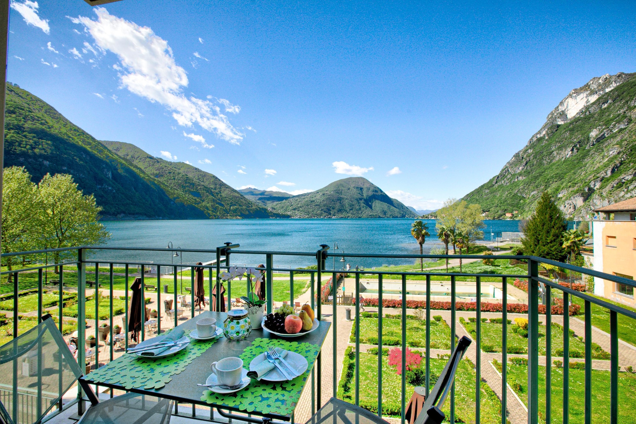 RESIDENCE PORTO LETIZIA - PALACE-2ROOM APT 6 PAX LAKE VIEW DELUXE 8210 - P2LD6-Terrasbalkon