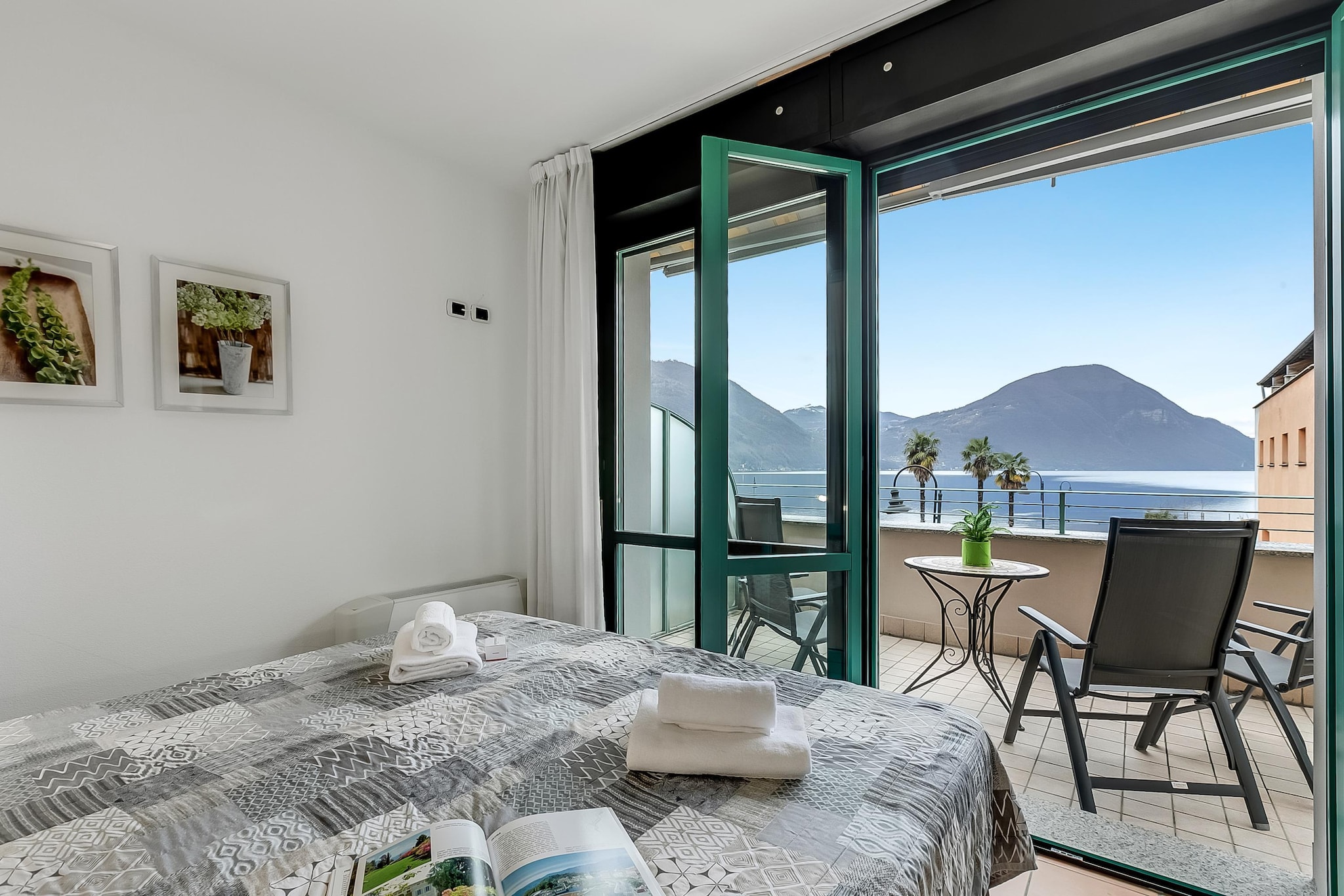 RESIDENCE PORTO LETIZIA - PALACE-2ROOM APT 6 PAX LAKE VIEW DELUXE 8210 - P2LD6-Slaapkamer