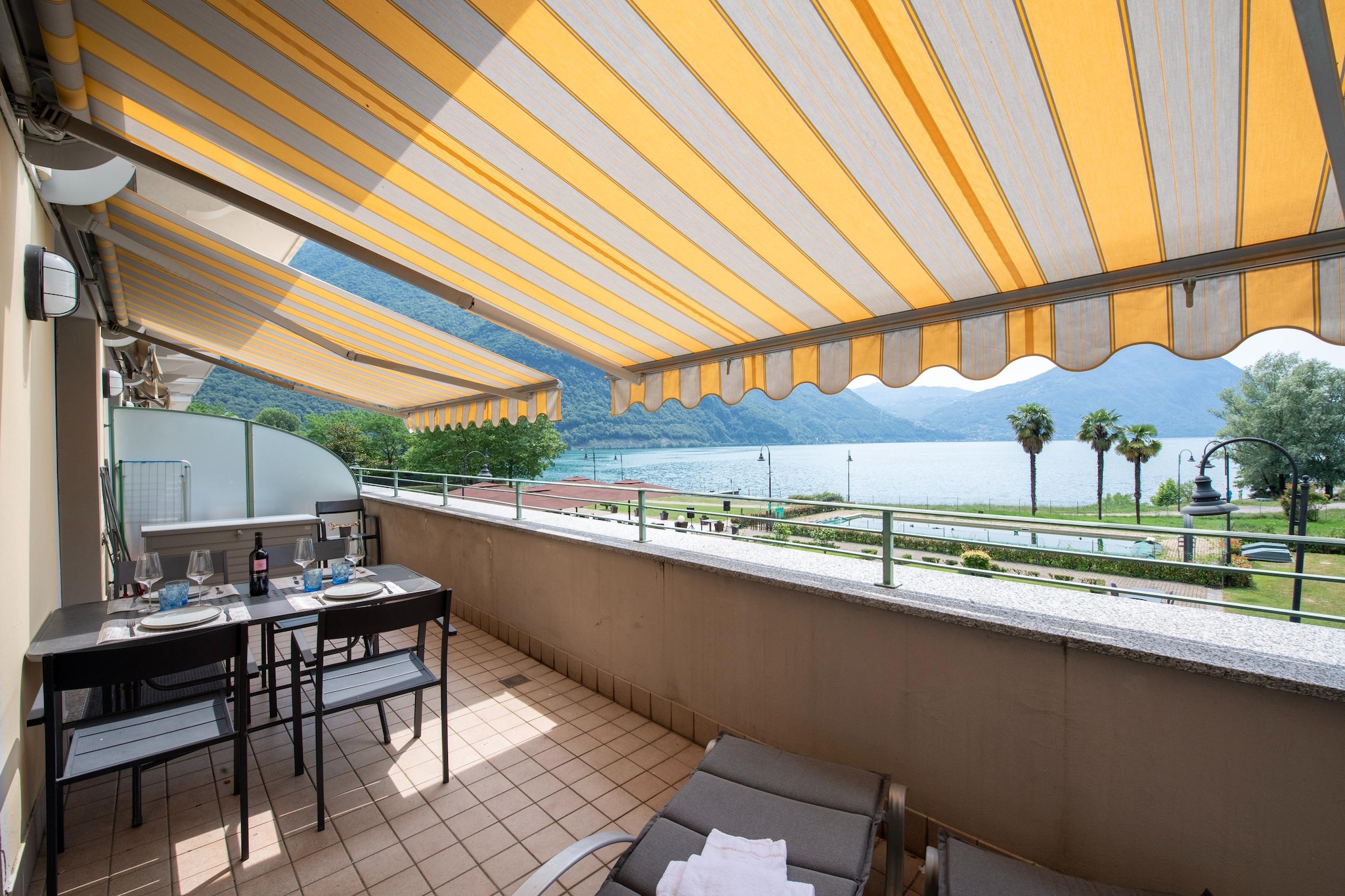 RESIDENCE PORTO LETIZIA - PALACE-2ROOM APT 6 PAX LAKE VIEW DELUXE 8210 - P2LD6-Terrasbalkon