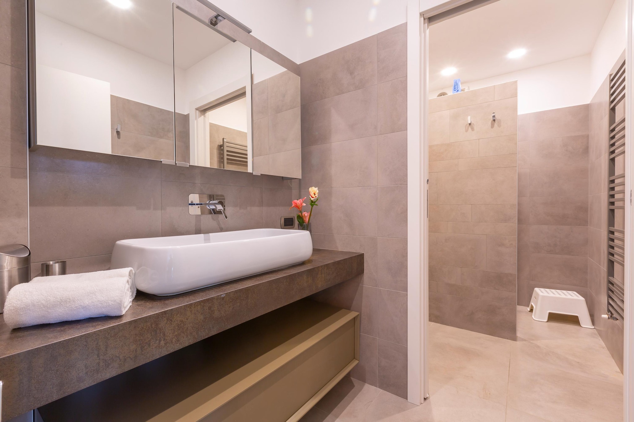 RESIDENCE PORTO LETIZIA - PALACE-2ROOM APT 6 PAX LAKE VIEW DELUXE 8210 - P2LD6-Badkamer