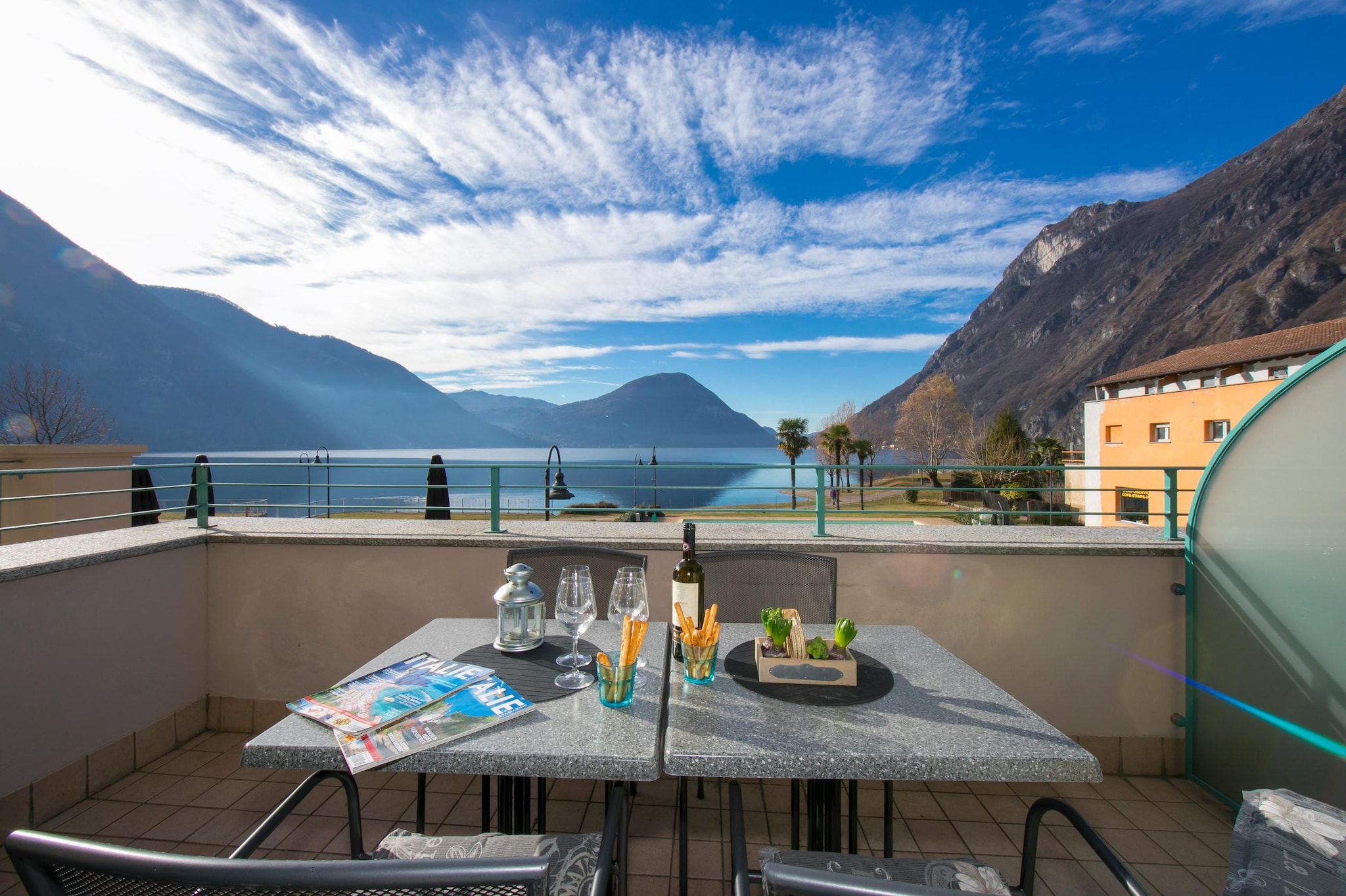 RESIDENCE PORTO LETIZIA - PALACE-2ROOM APT 6 PAX LAKE VIEW DELUXE 8210 - P2LD6-Terrasbalkon