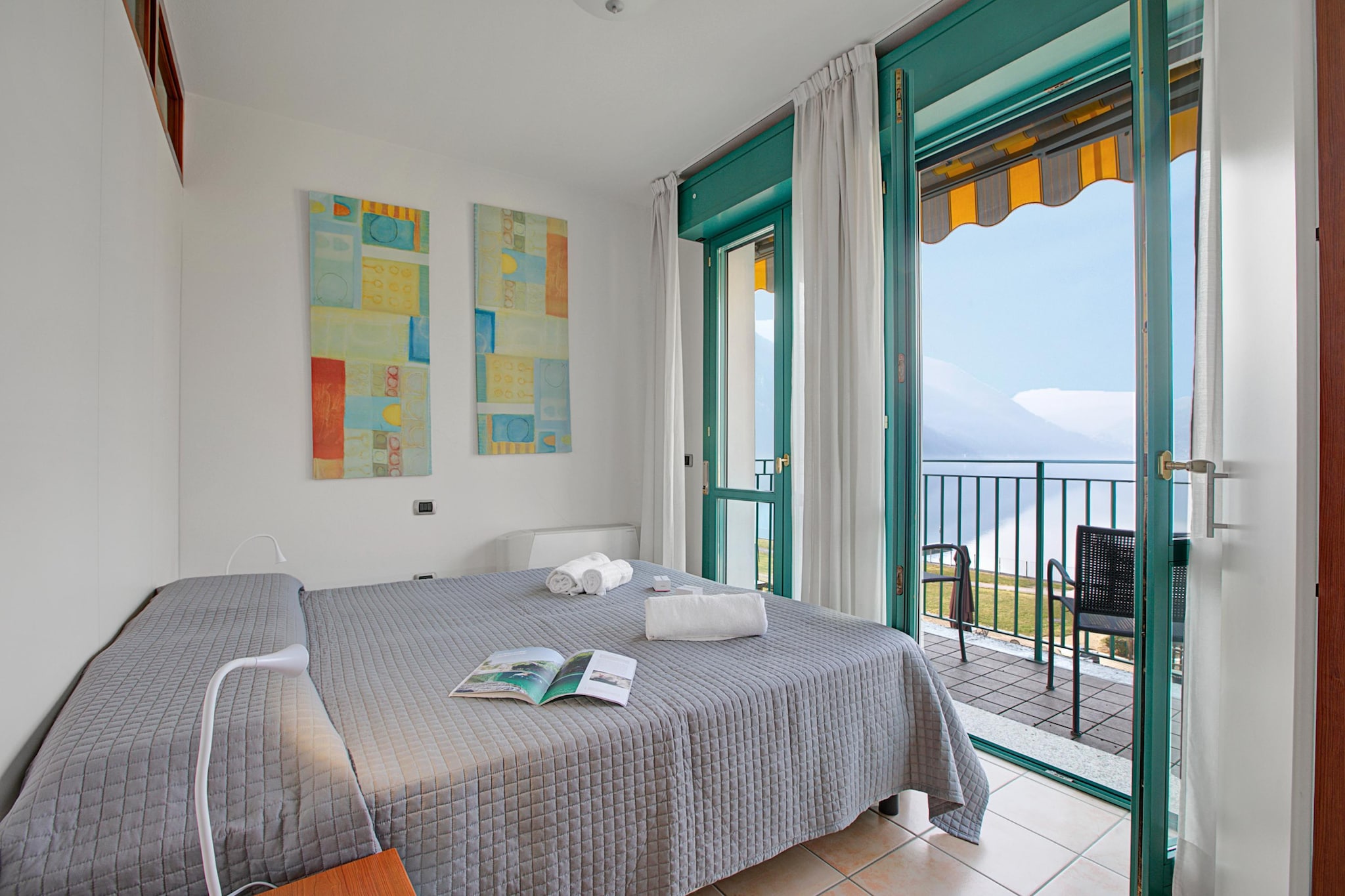 RESIDENCE PORTO LETIZIA - PALACE-2ROOM APT 6 PAX LAKE VIEW DELUXE 8210 - P2LD6-Slaapkamer