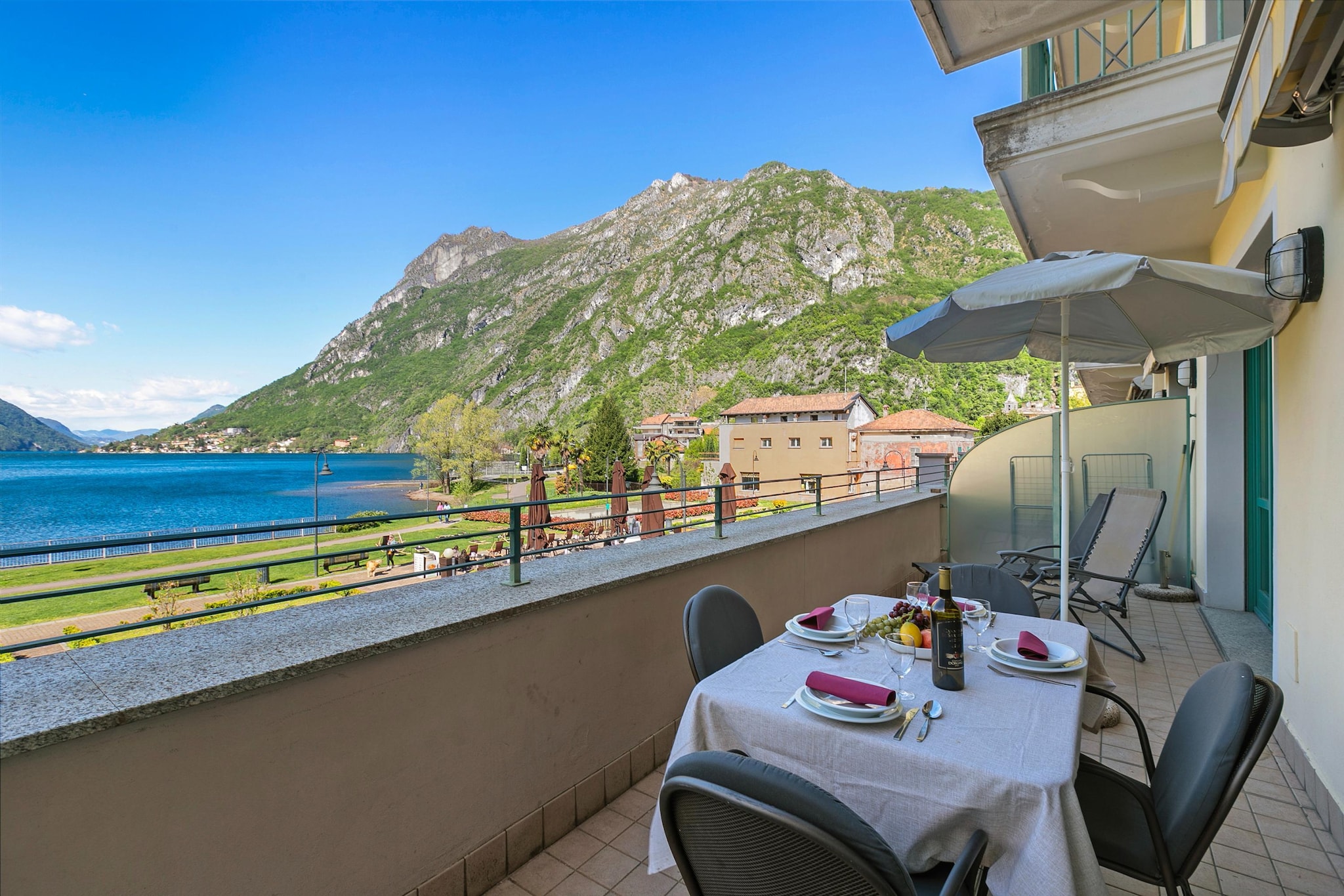 RESIDENCE PORTO LETIZIA - PALACE-2ROOM APT 6 PAX LAKE VIEW DELUXE 8210 - P2LD6-Terrasbalkon