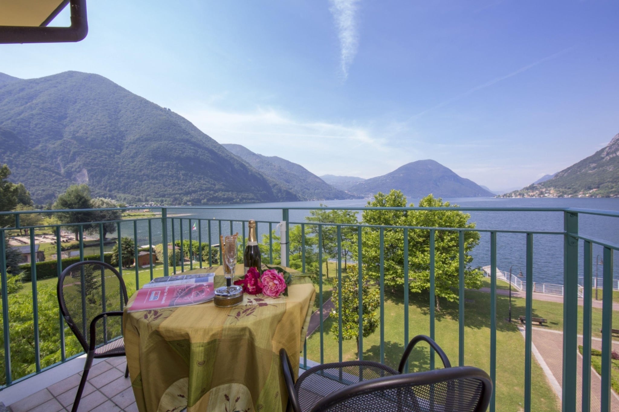 RESIDENCE PORTO LETIZIA - PALACE-2ROOM APT 6 PAX LAKE VIEW DELUXE 8210 - P2LD6-Terrasbalkon