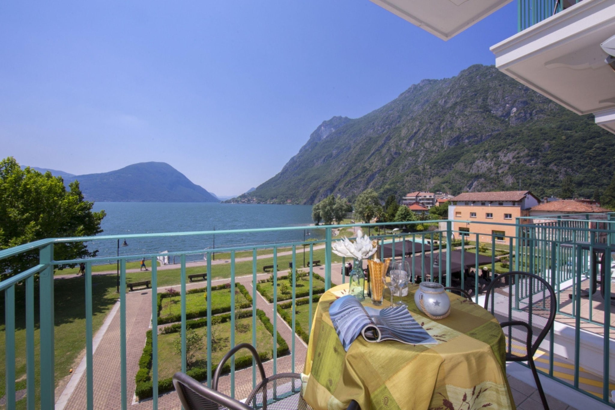 RESIDENCE PORTO LETIZIA - PALACE-2ROOM APT 6 PAX LAKE VIEW DELUXE 8210 - P2LD6-Terrasbalkon