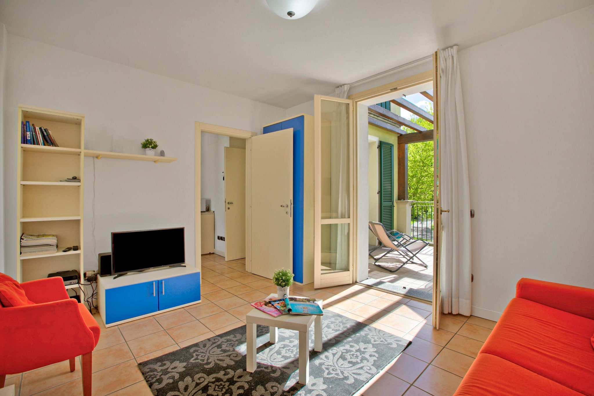 RESIDENCE PORTO LETIZIA - VILLAS-BILOCALE 4 PAX VISTA LAGO PLUS 8215 - V1LP4-Woonkamer