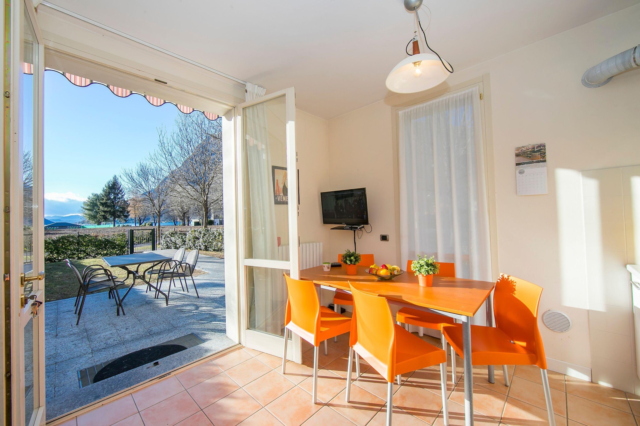 RESIDENCE PORTO LETIZIA - VILLAS-BILOCALE 4 PAX VISTA LAGO PLUS 8215 - V1LP4-Eetkamer