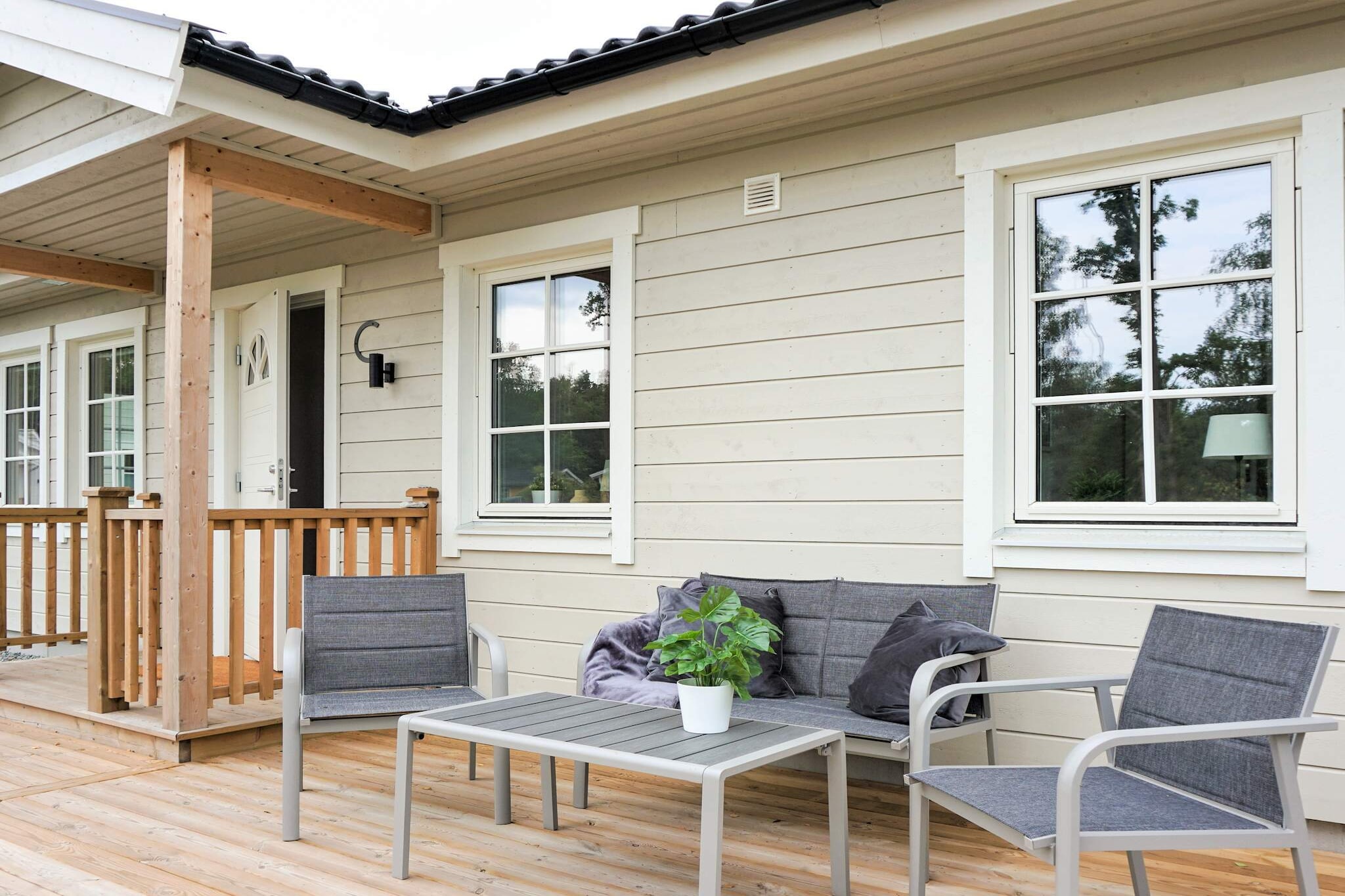 Welcome to this beautiful holiday home located in Källa, right by Ölands Golf Club on North Öland, built in 2021, really breathes freshness and here you have all the amenities you need. In the open kitchen you have plenty of space to prepare nice meals, here you have most of what you need and a dishwasher. The house has large living areas with a dining table, kitchen island and a comfortable sofa group to lean back in with a TV. The house offers 4 nice bedrooms, one with a double bed, two with a single bed each and one with a bunk bed. The nicely tiled bathroom with underfloor heating has a toilet, shower and washing machine. Outside, you have a large patio deck at the back with a dining set, sun loungers and a grill. There is also a patio with lounge furniture at the front. Located next to Ölands Golf Club with its 18-hole course and the popular restaurant Källa Mat &amp; Café, the area also offers scenic walking paths and the Ölandsleden trail. In summer, don’t miss Källa Glassgård for its famous ice cream. The west coast is 2.5 km away and the east coast 4 km, with excellent swimming at Sandbybadet and its sandy dunes. Löttorp (4 km) offers dining and shopping, with a cycling path connecting the area, and four simple bicycles are available for guest use. Explore North Öland’s beaches, farm shops, cafés, pebble shores at Byxelkrok, sandy Böda Beach, and family favorite Lådbilslandet. Note: No parties are allowed in the house. Pets are not allowed. Not allowed to charge electric cars.