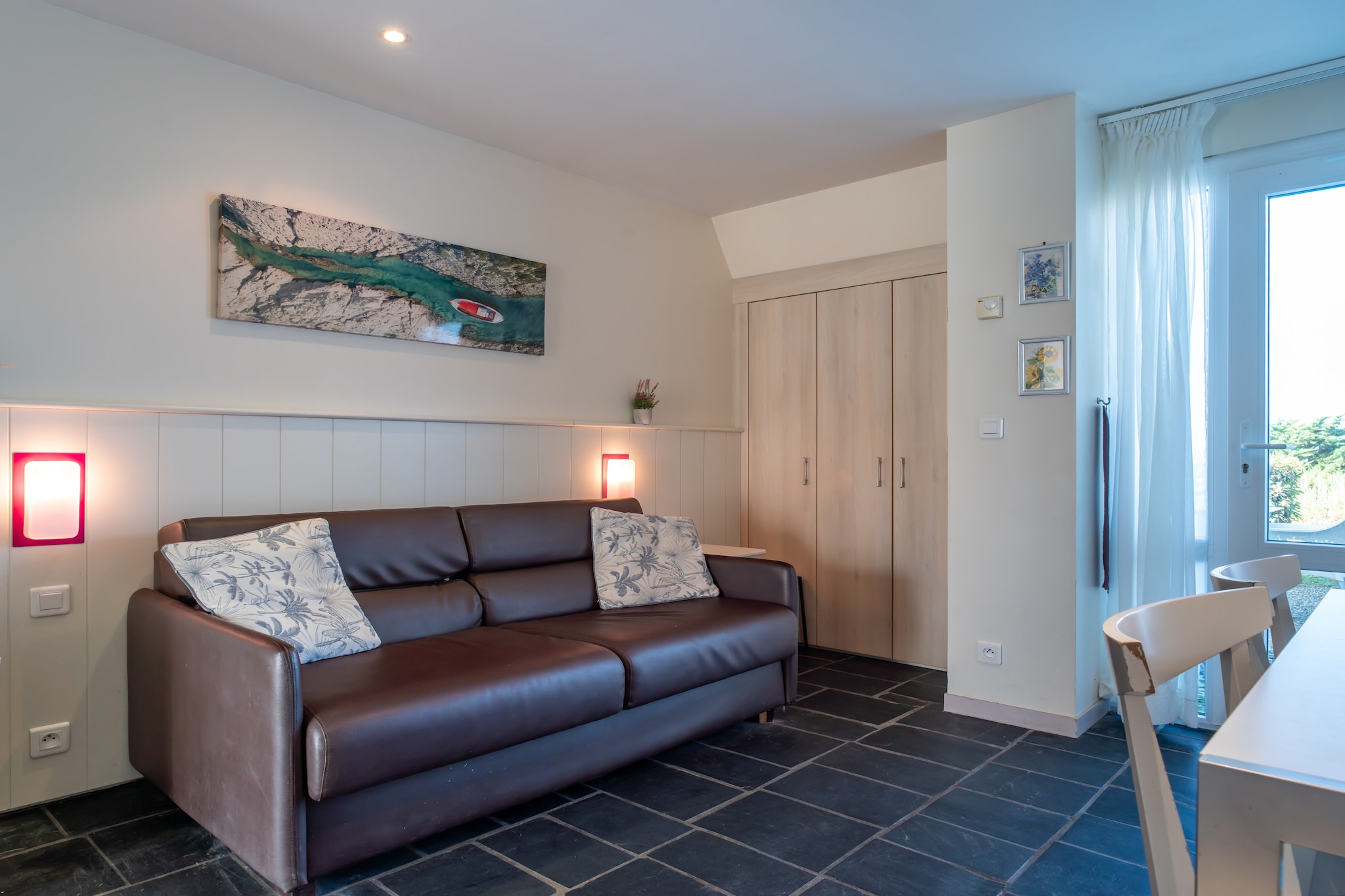 The apartment in Guidel has 1 bedrooms and capacity for 5 persons. Accommodation of 31 m² cozy and is very light, It has waterfront. The property is located 700 m sand beach "Plage de la Falaise", 800 m the restaurant "La moule qui saoule", 2 km supermarket "Carrefour Express", 6 km city "Guidel" and it is located in a a family-friendly zone and next to the sea. The accommodation is equipped with the following items: outdoor furniture, terrace, internet (Wi-Fi), electric heating, heated swimming pool communal, open-air parking in the same building. The open plan kitchen, electric, is equipped with refrigerator, microwave, freezer, dishwasher, dishes/cutlery, kitchen utensils, coffee machine, toaster and kettle.