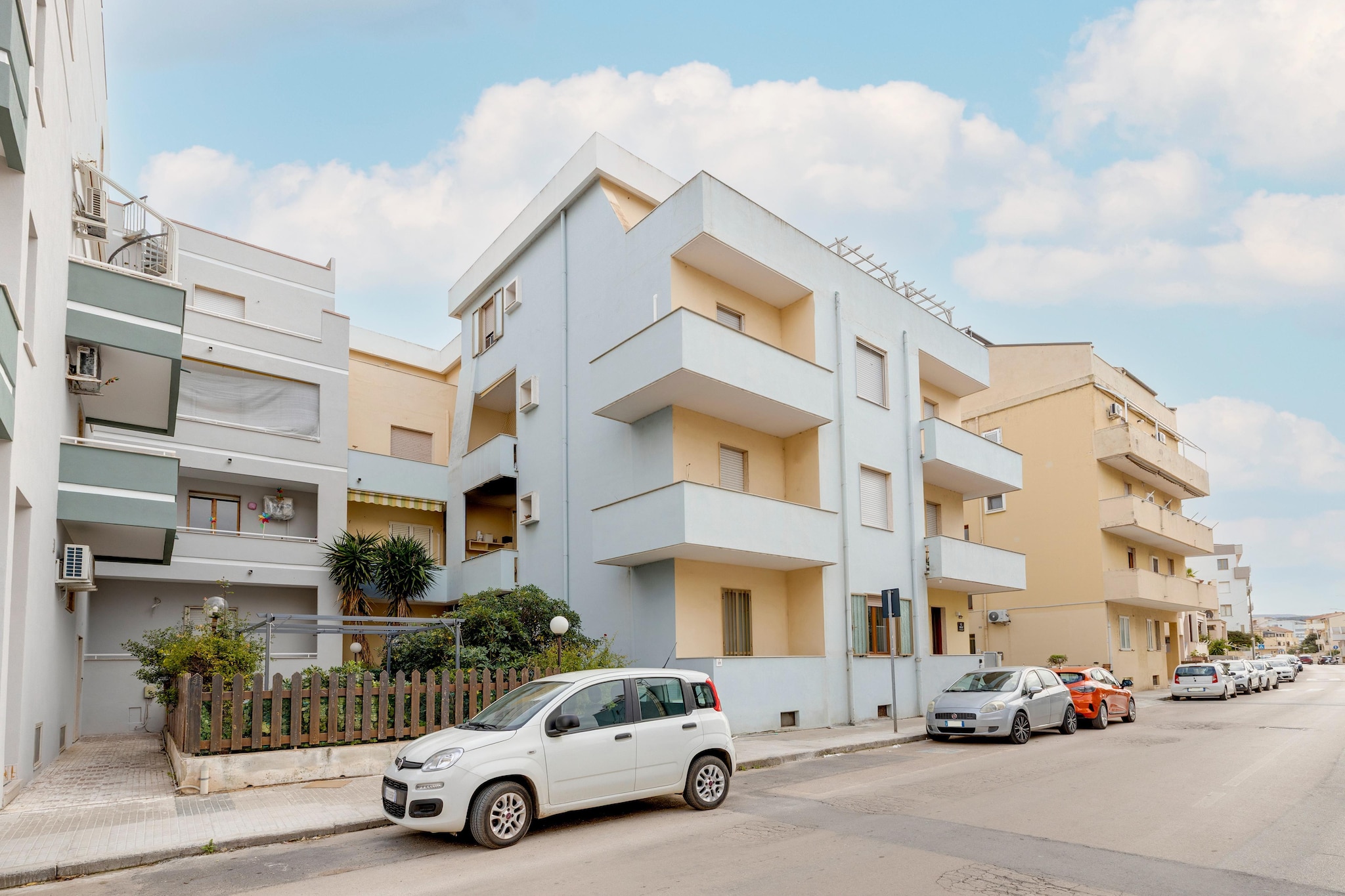 This welcoming three-room apartment in Alghero is ideally located just steps from the main promenade and the beach. The area is convenient and well-served, perfect for those who want to explore on foot and fully experience the sea and the city atmosphere.

The air-conditioned apartment consists of two bedrooms, a bathroom, and a bright and functional living area. Guests have access to a fully equipped kitchen, TV, and washing machine, ensuring comfort even during longer stays.

The location is one of the accommodation's strong points, ideal for families, couples, or small groups seeking a convenient and relaxing vacation, with the beach easily accessible on foot and all major amenities nearby.

What to do in the area
From the Alghero promenade, you can take pleasant walks overlooking the sea, stop at the numerous bars and restaurants, or easily reach the city beaches such as Lido di San Giovanni and Maria Pia. Alghero's historic center, with its walls, towers, and characteristic alleyways, is easily accessible and offers shops, bars, and traditional restaurants.

Nearby, you can organize excursions to Neptune's Grotto, accessible by sea or via the evocative Escala del Cabirol, or visit the Porto Conte Natural Park and the beaches of the Riviera del Corallo. An ideal destination for those seeking sea, culture, and nature in a single vacation.