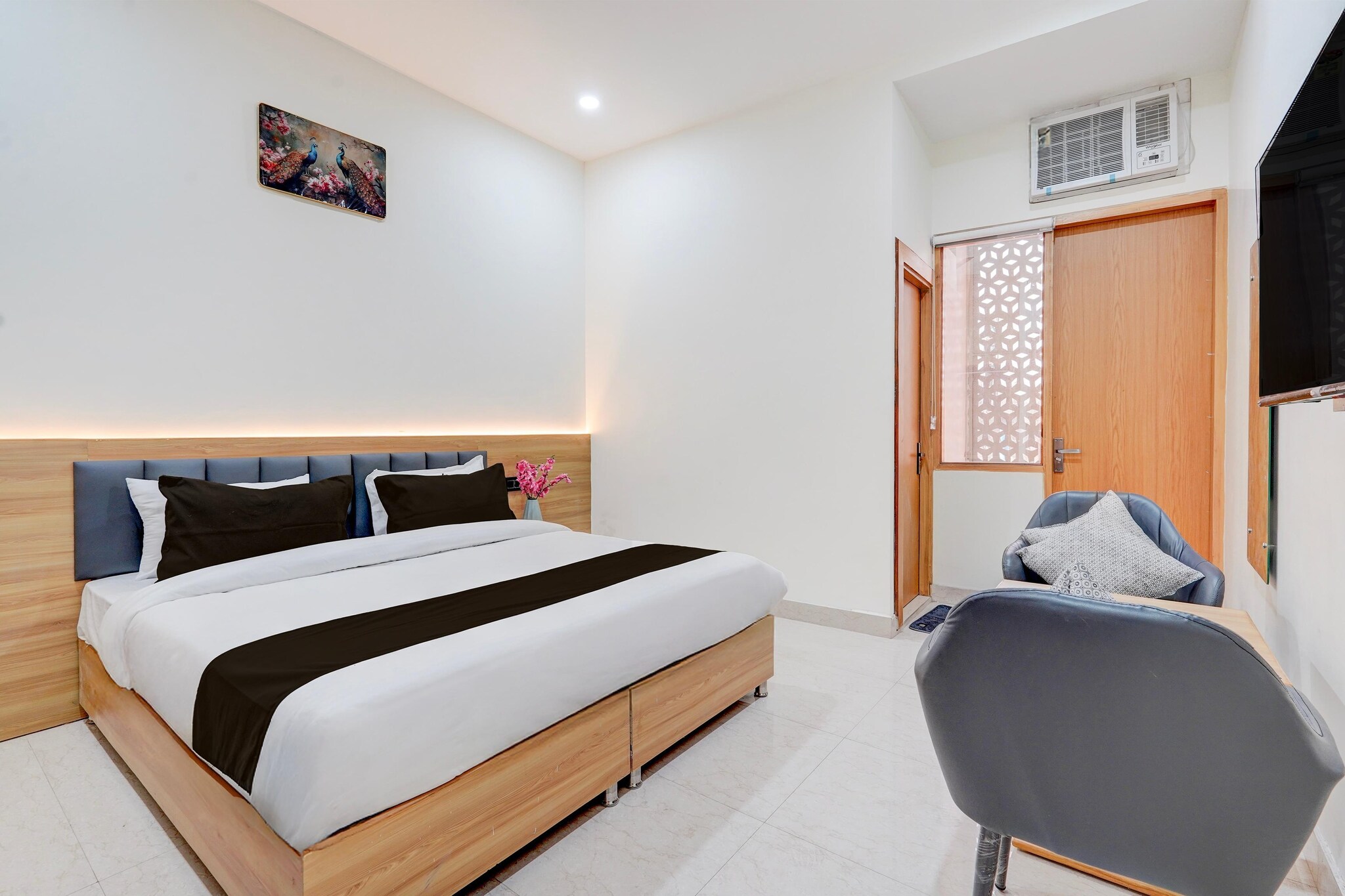 Unmarried couples are warmly welcome at this property.
Guests with local ID proof are warmly welcome.
Complimentary early check-in – Subject to availability.