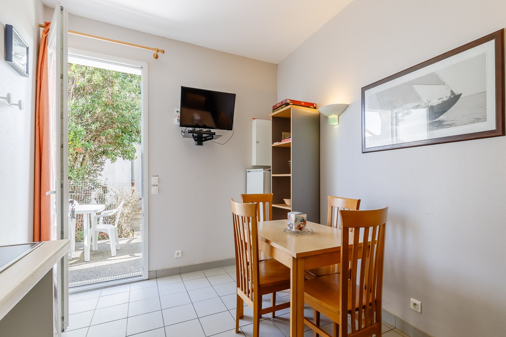 The apartment in La Tranche-sur-Mer has 1 bedrooms and capacity for 4 persons. Accommodation of 30 m² cozy and is very light, located on beach, It has waterfront. The property is located 0 m sand beach, 200 m supermarket, 200 m the restaurant and it is located in a a family-friendly zone and next to the sea. The accommodation is equipped with the following items: outdoor furniture, terrace, electric heating, heated swimming pool communal. The open plan kitchen, electric, is equipped with refrigerator, microwave, dishwasher, dishes/cutlery, kitchen utensils, coffee machine, toaster and kettle.