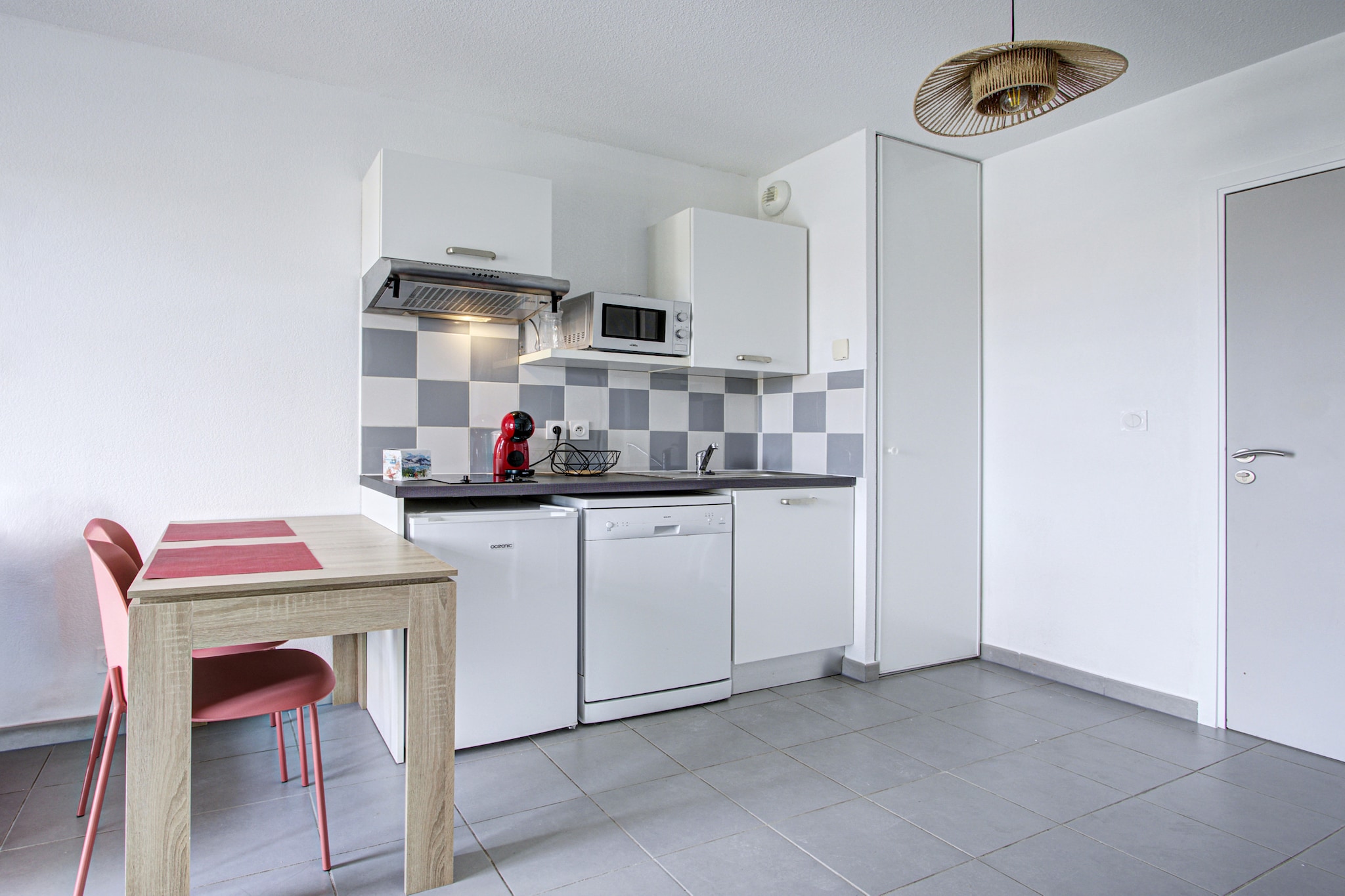The apartment in Argeles sur Mer has 1 bedrooms and capacity for 4 persons. Accommodation of 28 m² cozy and is very light. The property is located 350 m supermarket, 350 m the restaurant, 4 km sand beach and it is located in a a family-friendly zone and next to the sea. The accommodation is equipped with the following items: outdoor furniture, balcony, electric heating, heated swimming pool communal, open-air parking in the same building. The open plan kitchen, electric, is equipped with refrigerator, microwave, freezer, dishwasher, dishes/cutlery, kitchen utensils, coffee machine, toaster and kettle.