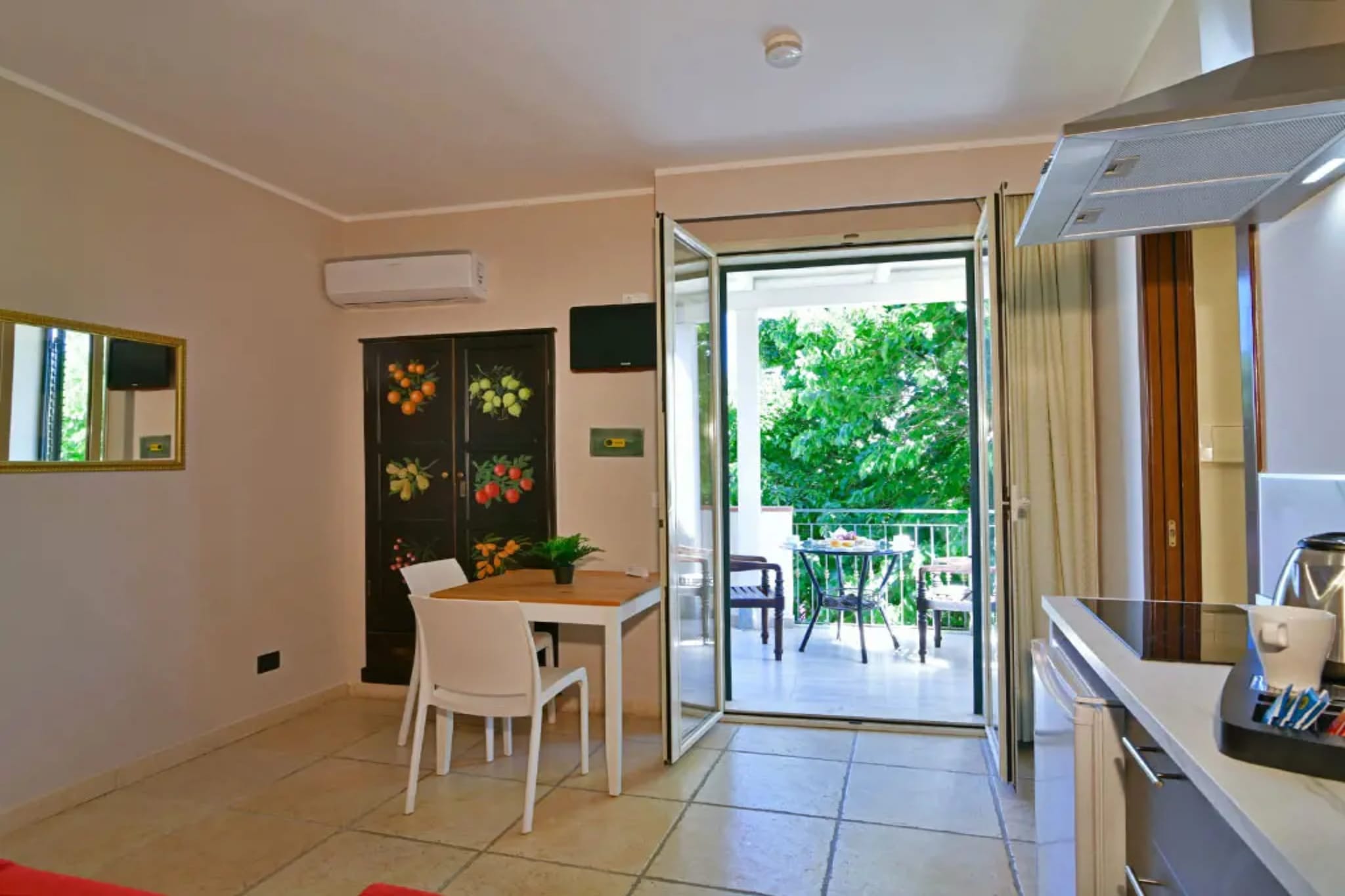 APARTMENTS VILLA LINDA - Bilo 2 Pax Superior Balcony Seaview - B2SVB3SV B4SV-Dining room