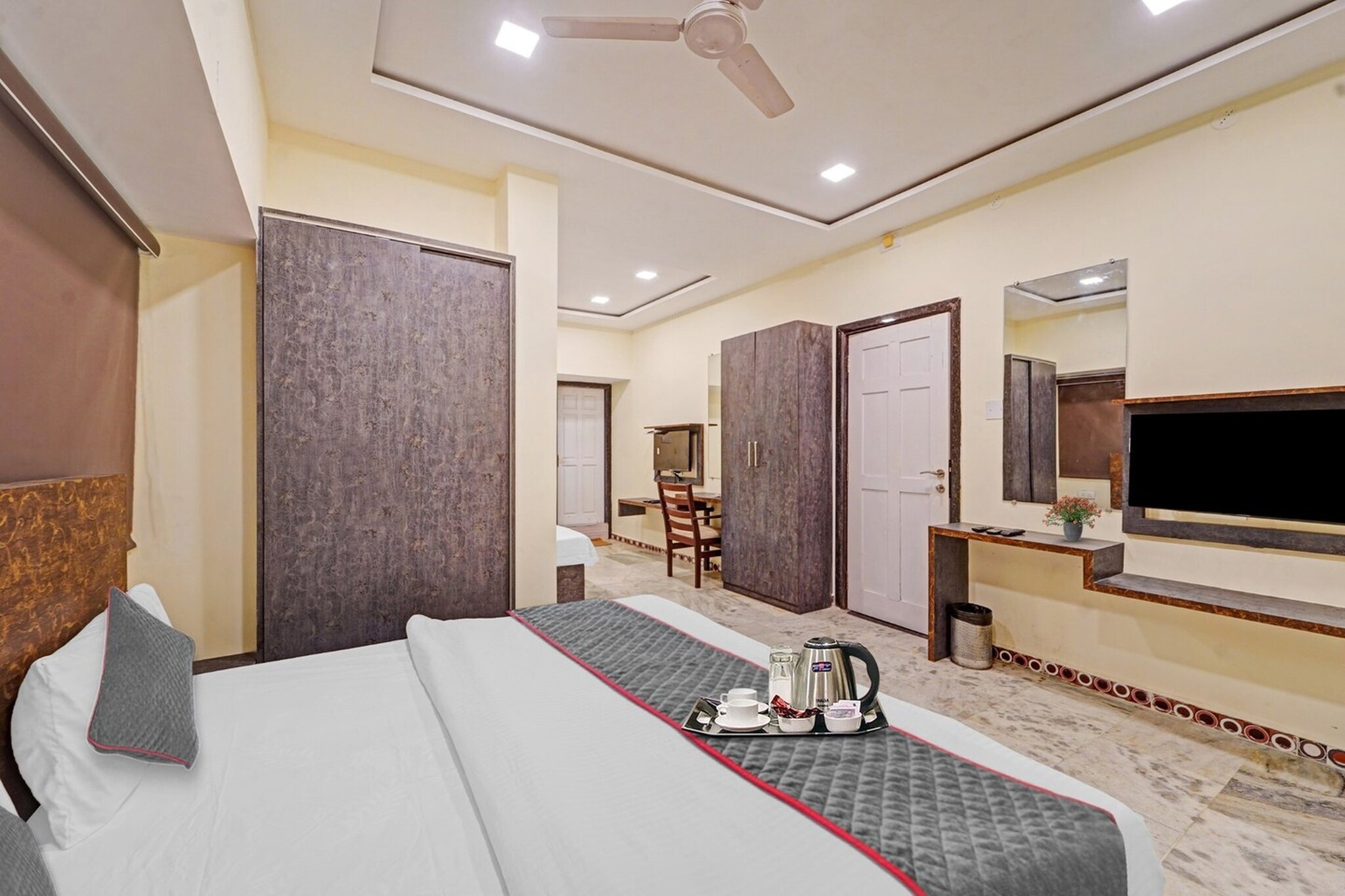 Comfortable Accommodations: Collection O by OYO Yash Inn in Chennai offers family rooms with air-conditioning, private bathrooms, work desks, and seating areas. Each room includes free WiFi, a TV, and free toiletries. Convenient Facilities: Guests benefit from a 24-hour front desk, daily housekeeping service, room service, and luggage storage. Additional amenities include a work desk, seating area, tiled floors, and a wardrobe. Prime Location: Located 19 km from Chennai International Airport and nearby attractions such as Anna University and Indian Institute of Technology, Madras. The hotel is also close to St. Thomas Mount and Arignar Anna Zoological Park.
Early Check-In Policy: A full day’s room rate will be charged for check-ins before 6:00 AM. Complimentary early check-in is available between 6:00 AM and 10:00 AM, subject to room availability.
Check-in is only available to guests aged 18 and above. Please provide a government-issued ID to confirm your age.