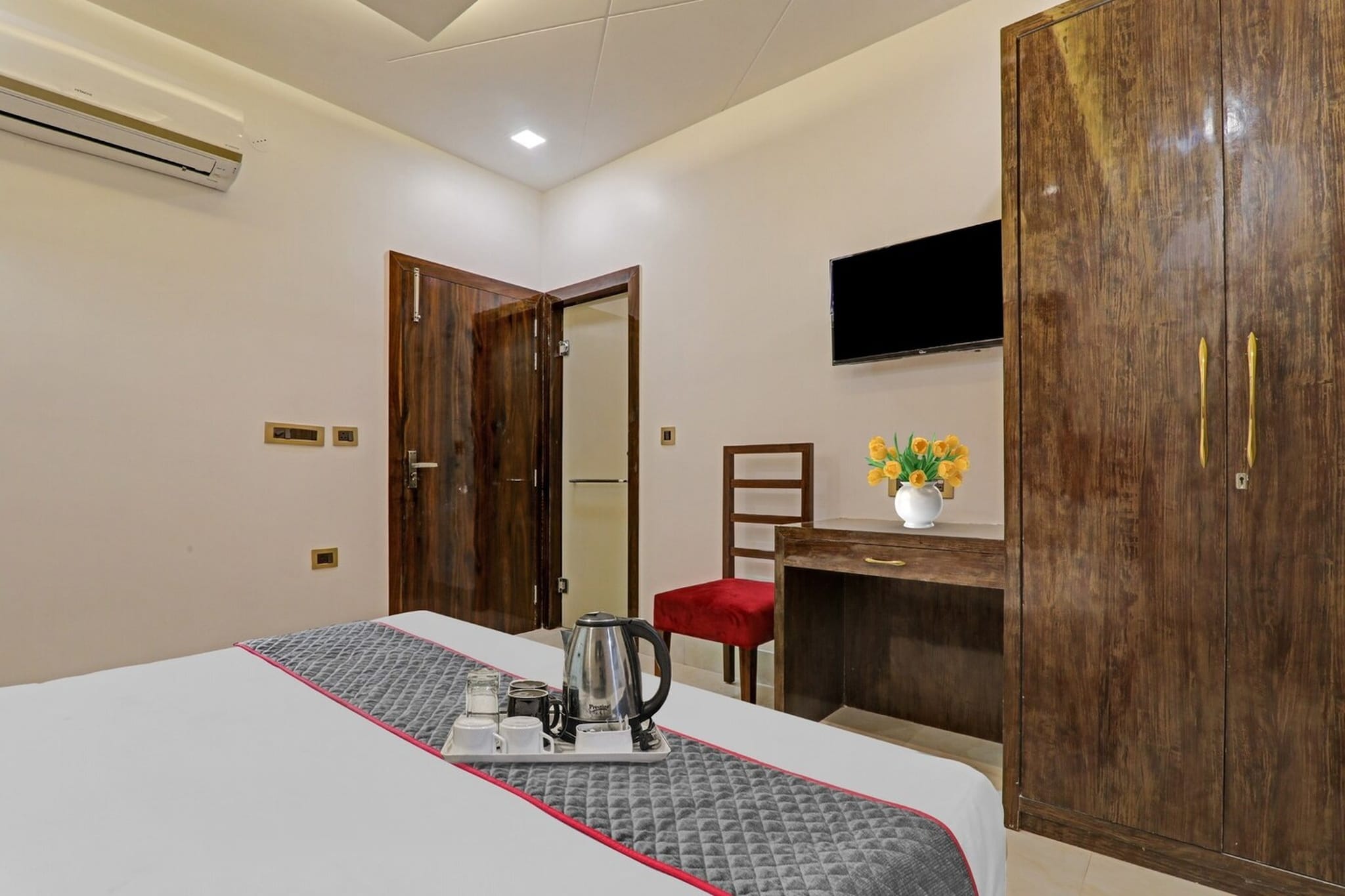 Comfortable Accommodations: Townhouse Hotel Spotlight in Kanpur offers family rooms with air-conditioning, private bathrooms, work desks, and free WiFi. Each room includes a TV, wardrobe, and tiled floors, ensuring a pleasant stay. Dining Experience: The family-friendly restaurant serves Indian cuisine in a welcoming ambience. Guests can enjoy meals in the on-site restaurant, providing a relaxing dining experience. Convenient Facilities: The hotel features a 24-hour front desk, daily housekeeping service, room service, and luggage storage. Free on-site parking is available for guests’ convenience. Prime Location: Located 10 km from Kanpur Airport and 9 km from Kānpur Central Station, the hotel is highly rated for its attentive staff, comfortable rooms, and impeccable cleanliness. 

Early Check-In Policy: A full day’s room rate will be charged for check-ins before 6:00 AM. Complimentary early check-in is available between 6:00 AM and 10:00 AM, subject to room availability.
Check-in is only available to guests aged 18 and above. Please provide a government-issued ID to confirm your age.