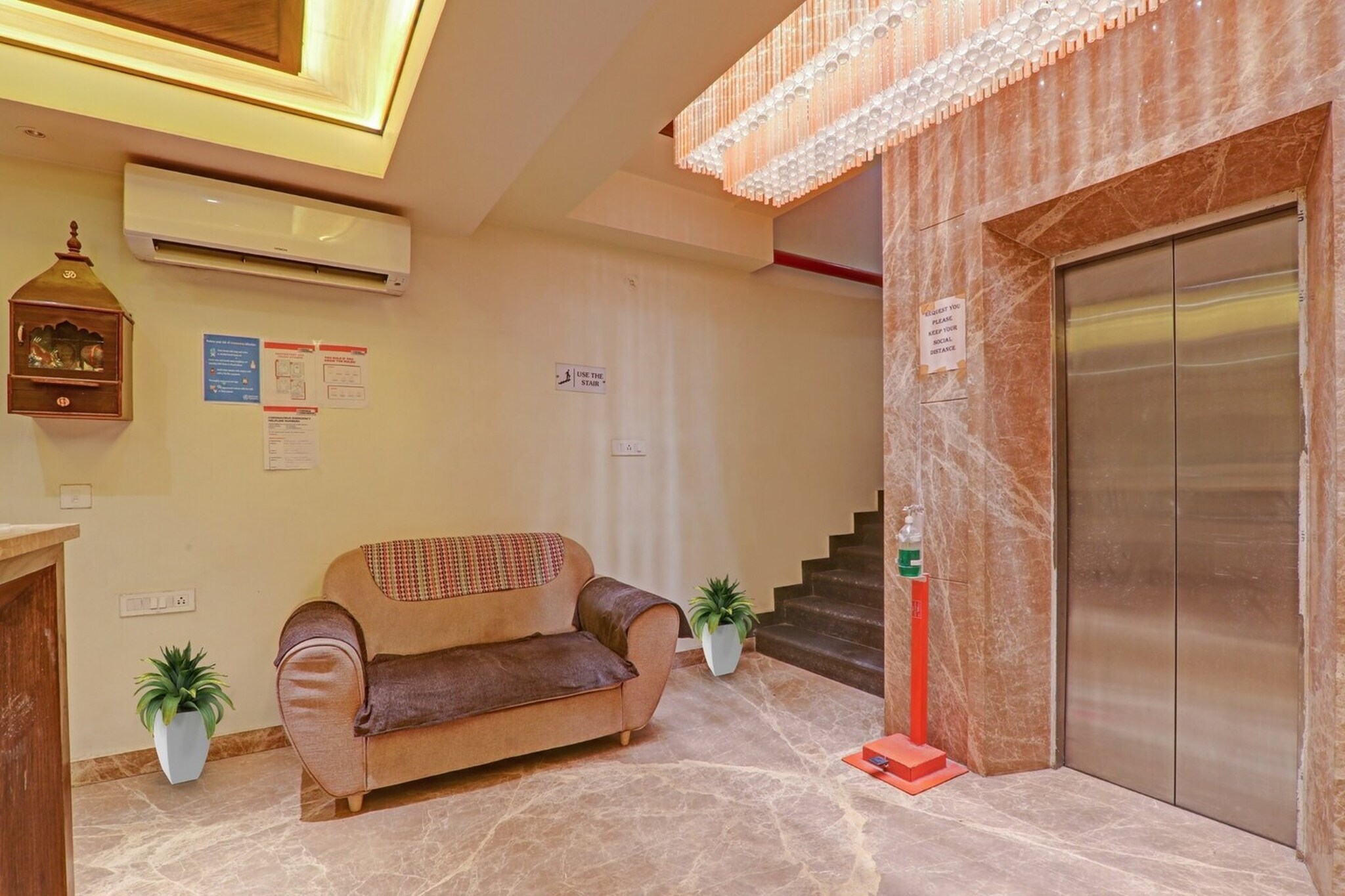 Ground floor: (bedroom(double bed, TV, seating area, air conditioning, telephone), bathroom(bathtub or shower, washbasin, toilet, Towels incl., shampoo, body soap, hot water), parking)