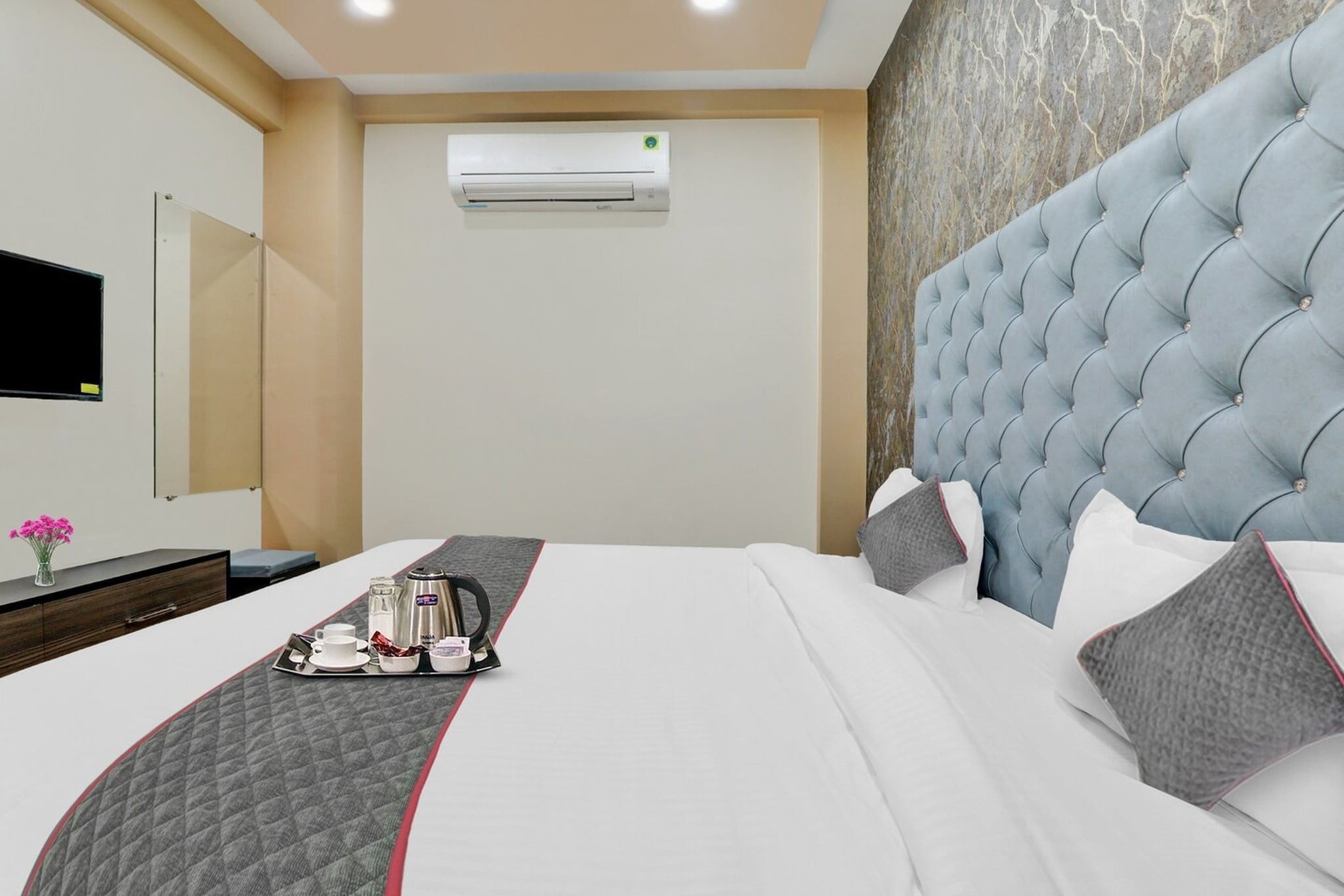 Comfortable Accommodations: Collection O Hotel Blueline in Juhi Bari offers family rooms with air-conditioning, private bathrooms, work desks, and seating areas. Each room includes free WiFi, a TV, and free toiletries. Convenient Facilities: Guests benefit from a lift, 24-hour front desk, daily housekeeping service, room service, and luggage storage. The hotel provides free WiFi throughout the property, ensuring connectivity. Prime Location: Located 7 km from Kanpur Airport, the hotel is 3.2 km from Kānpur Central Station. Nearby attractions include Wendy Acedamy High School and Jagran Collage. 

Early Check-In Policy: A full day’s room rate will be charged for check-ins before 6:00 AM. Complimentary early check-in is available between 6:00 AM and 10:00 AM, subject to room availability.
Check-in is only available to guests aged 18 and above. Please provide a government-issued ID to confirm your age.