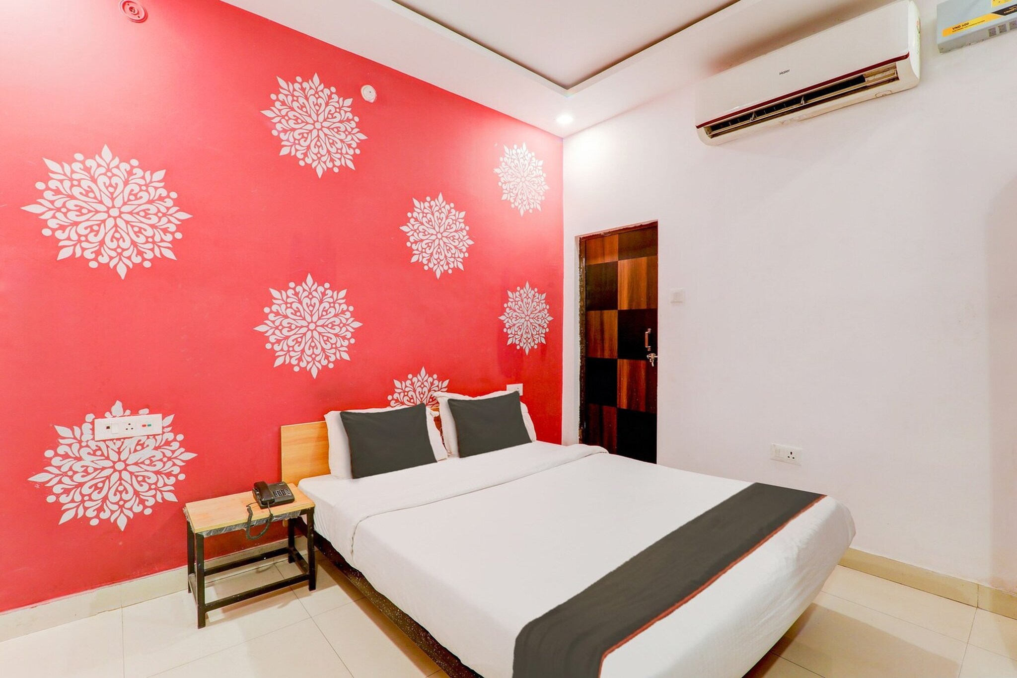 Comfortable Accommodations: Super Collection O Kiara Guest House in Lucknow offers 4-star comfort with air-conditioned rooms featuring private bathrooms, work desks, and free WiFi. Each room includes a TV, wardrobe, and tiled floors, ensuring a pleasant stay. Convenient Facilities: Guests benefit from a lift, 24-hour front desk, daily housekeeping, family rooms, room service, and luggage storage. Additional amenities include free toiletries, bath or shower, and a seating area, catering to all needs. Prime Location: Located 16 km from Chaudhary Charan Singh International Airport, the hotel is near attractions such as Lucknow University (11 km), Ambedkar Park and Indira Gandhi Pratishthan (4.9 km each), KD Singh Stadium (10 km), and Lucknow Junction Railway Station (11 km). Guest Satisfaction: Highly rated for its attentive staff, excellent breakfast, and comfortable rooms, Super Collection O Kiara Guest House provides excellent service and comfort for all visitors.
Early Check-In Policy: A full day’s room rate will be charged for check-ins before 6:00 AM. Complimentary early check-in is available between 6:00 AM and 10:00 AM, subject to room availability.
Check-in is only available to guests aged 18 and above. Please provide a government-issued ID to confirm your age.