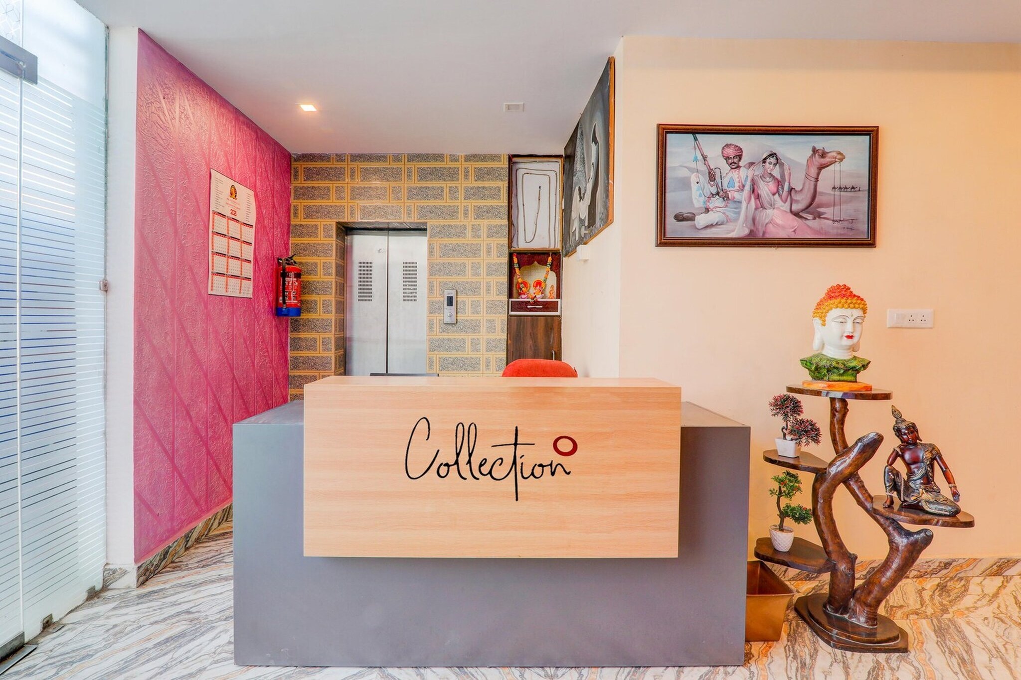 Ground floor: (bedroom(double bed, TV, seating area, air conditioning, telephone), bathroom(bathtub or shower, washbasin, toilet, Towels incl., shampoo, body soap, hot water))