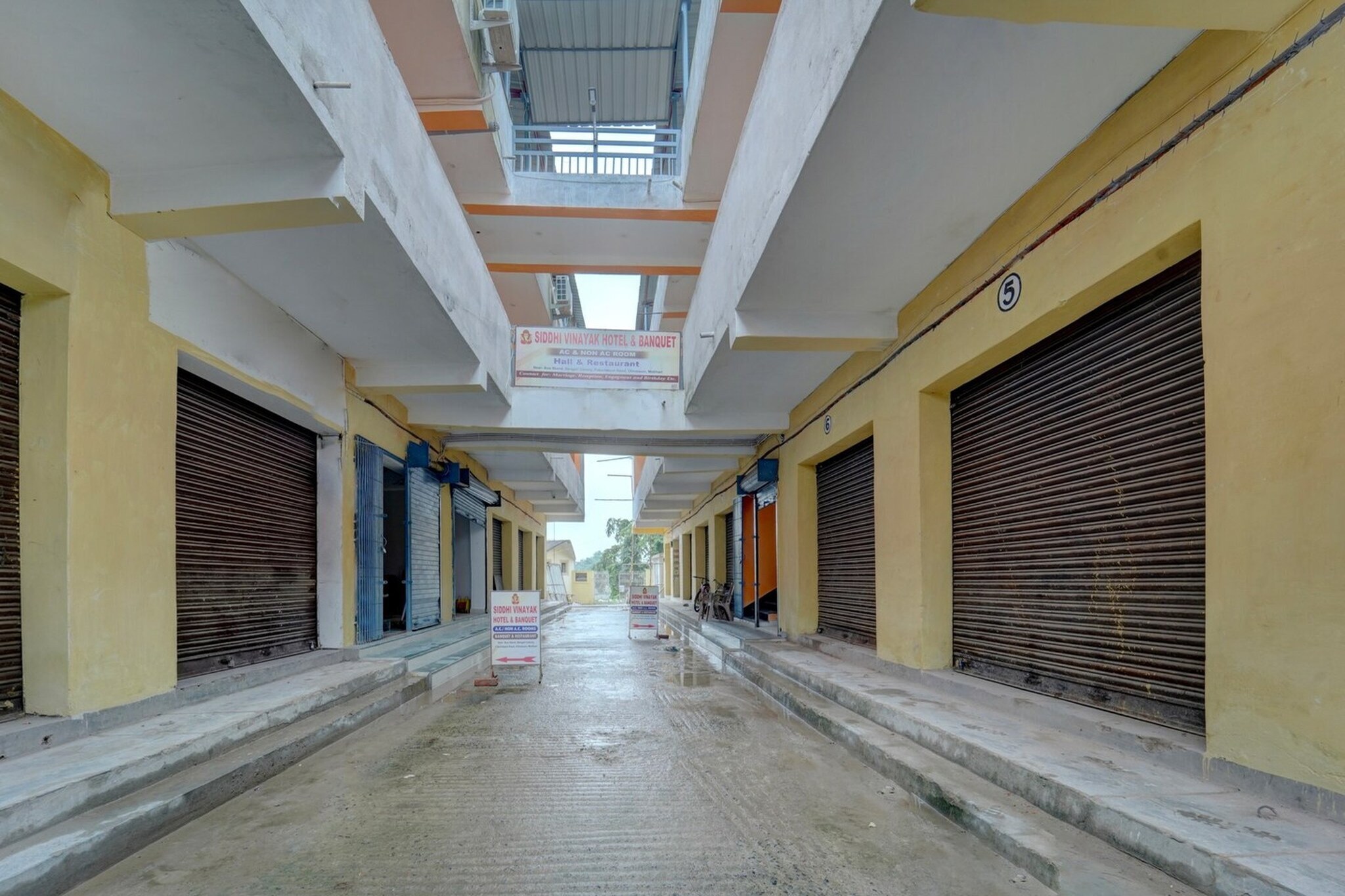 Ground floor: (bedroom(double bed, TV, seating area, air conditioning, telephone), bathroom(bathtub or shower, washbasin, toilet, Towels incl., shampoo, body soap, hot water))