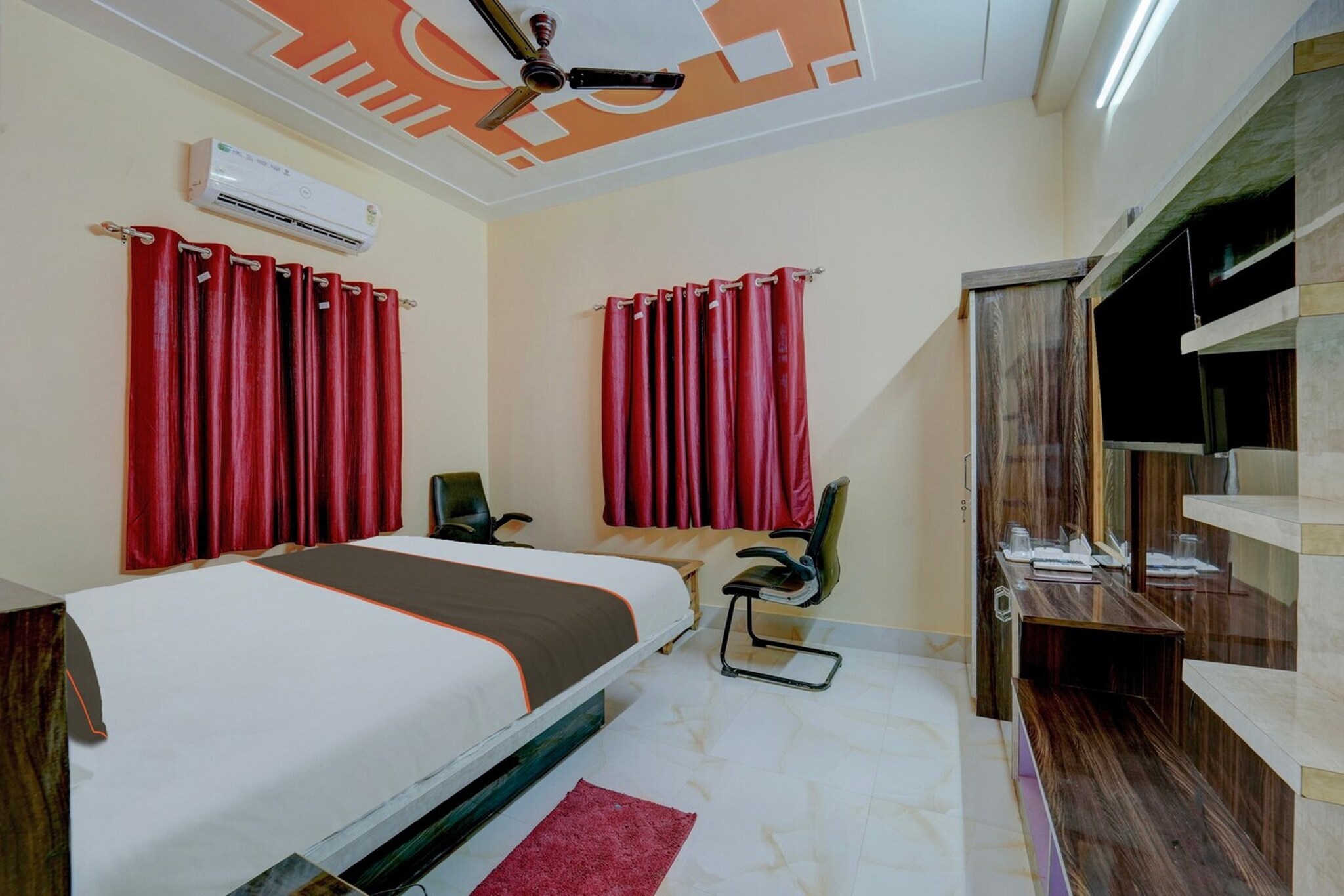 Comfortable Accommodations: Super Hotel O Siddhi Vinayak Hotel & Banquets in Motihari offers comfortable rooms with air-conditioning, private bathrooms, free toiletries, showers, and TVs. Guests enjoy free WiFi, ensuring connectivity throughout their stay. Exceptional Service: The hotel provides a 24-hour front desk, daily housekeeping, and room service. Guests appreciate the attentive staff and excellent service support, enhancing their overall experience. Convenient Facilities: The property offers a continental breakfast, parking, and a banquet hall for events. Additional amenities include a business centre and a fitness centre, catering to diverse guest needs. Highly Rated: Guests consistently rate the hotel highly for its attentive staff, comfortable rooms, and impeccable cleanliness, making it a preferred choice in Motihari.
Early Check-In Policy: A full day’s room rate will be charged for check-ins before 6:00 AM. Complimentary early check-in is available between 6:00 AM and 10:00 AM, subject to room availability.
Check-in is only available to guests aged 18 and above. Please provide a government-issued ID to confirm your age.