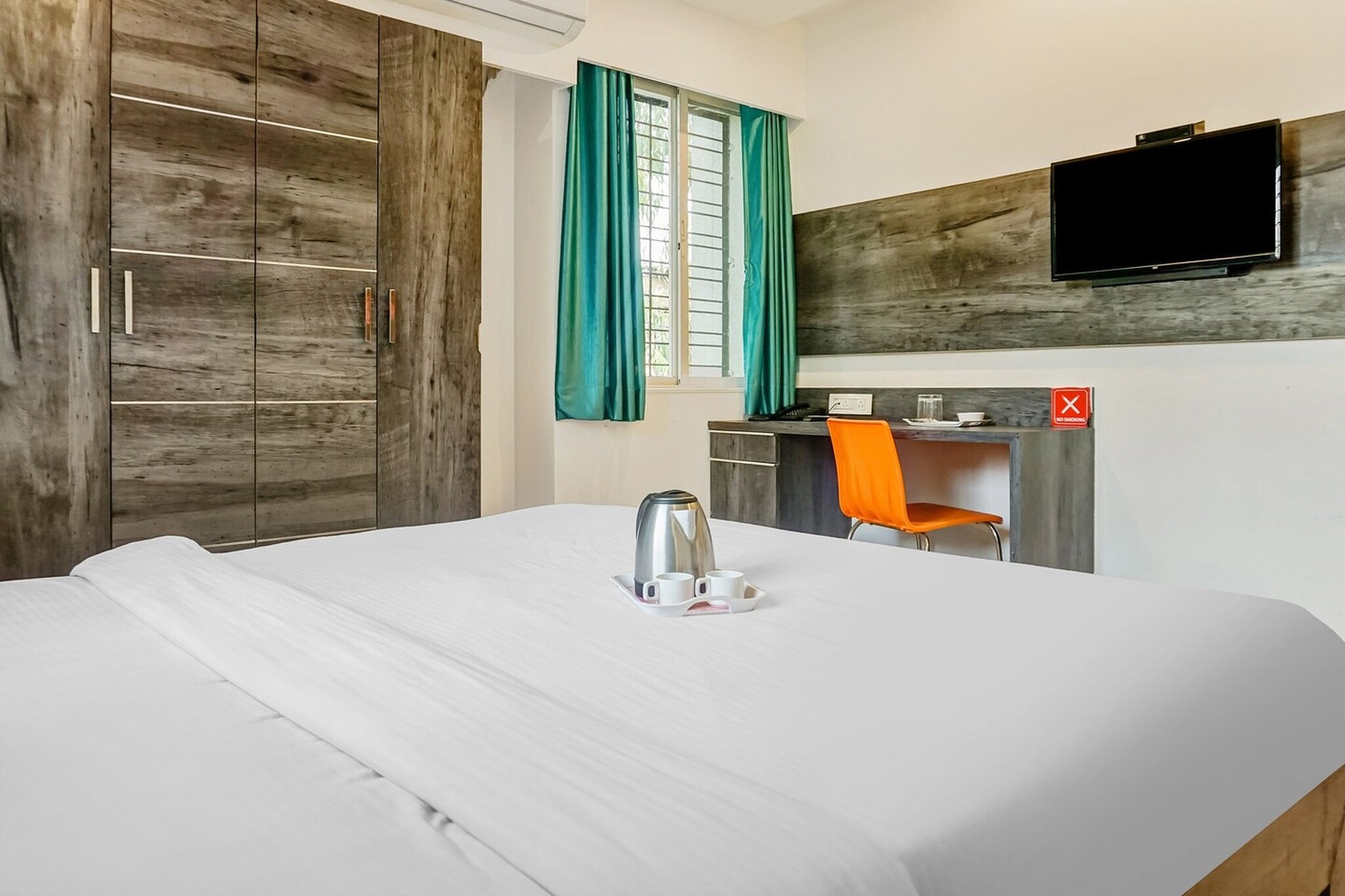 Comfortable Accommodation: Super Townhouse The Upper Room in Pune offers a 4-star hotel experience with free WiFi, air-conditioning, and private bathrooms. Each room includes a work desk, seating area, TV, and free toiletries. Convenient Facilities: Guests benefit from a lift, laundry service, and free continental breakfast. Additional amenities include a wardrobe, tiled floors, and a bath or shower. Prime Location: Located 2 km from Pune International Airport, the hotel is near attractions such as Aga Khan Palace (5 km), Bund Garden (6 km), and Shaniwar Wada (10 km). 

Unmarried couples are warmly welcome at this property.
Guests with local ID proof are warmly welcome.
Early Check-In Policy: A full day’s room rate will be charged for check-ins before 6:00 AM. Complimentary early check-in is available between 6:00 AM and 10:00 AM, subject to room availability.
 
Check-in is only available to guests aged 18 and above. Please provide a government-issued ID to confirm your age.
