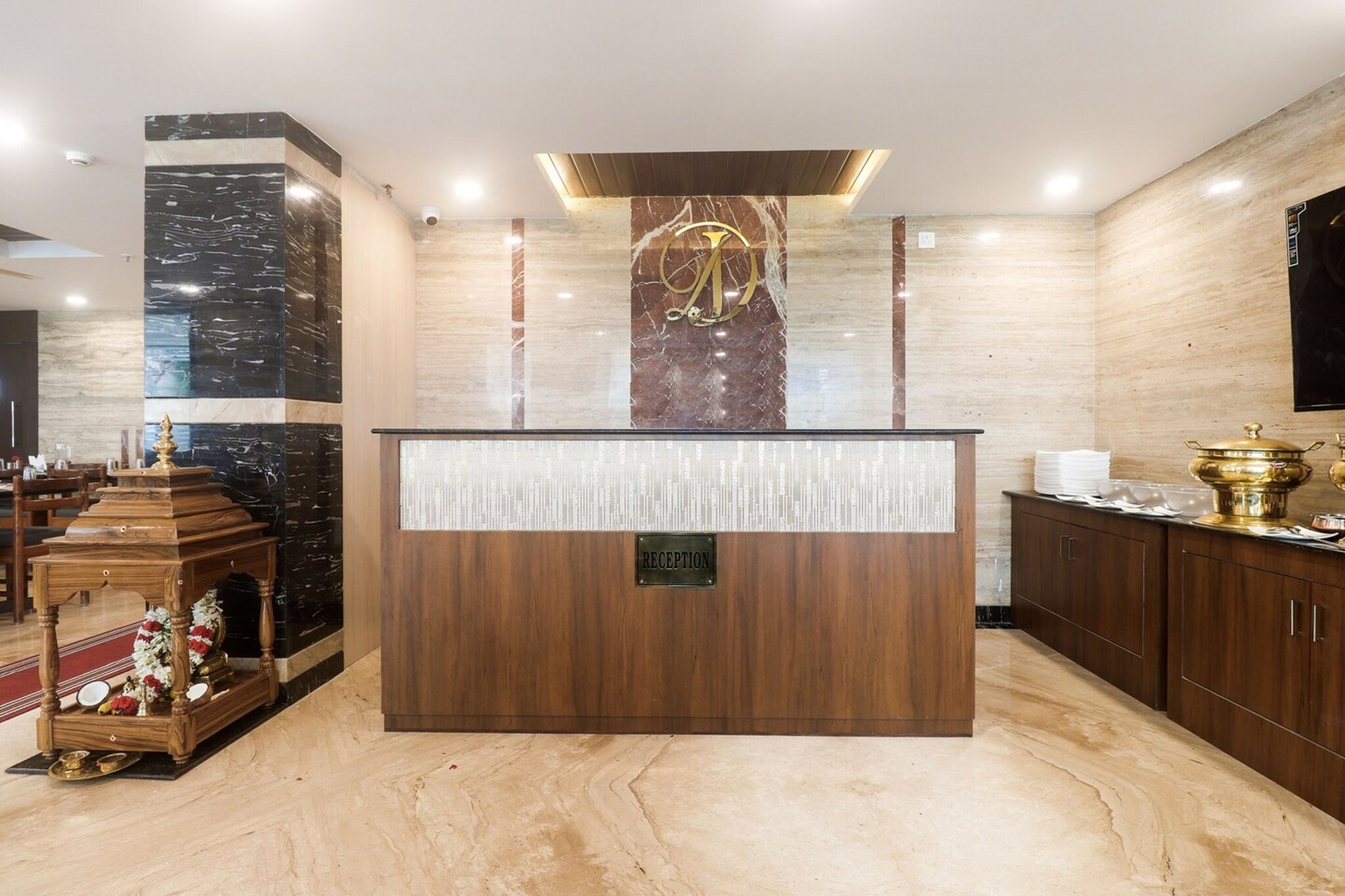 Ground floor: (bedroom(double bed, TV, seating area, air conditioning, telephone), bathroom(bathtub or shower, washbasin, toilet, Towels incl., shampoo, body soap, hot water), parking, lift)