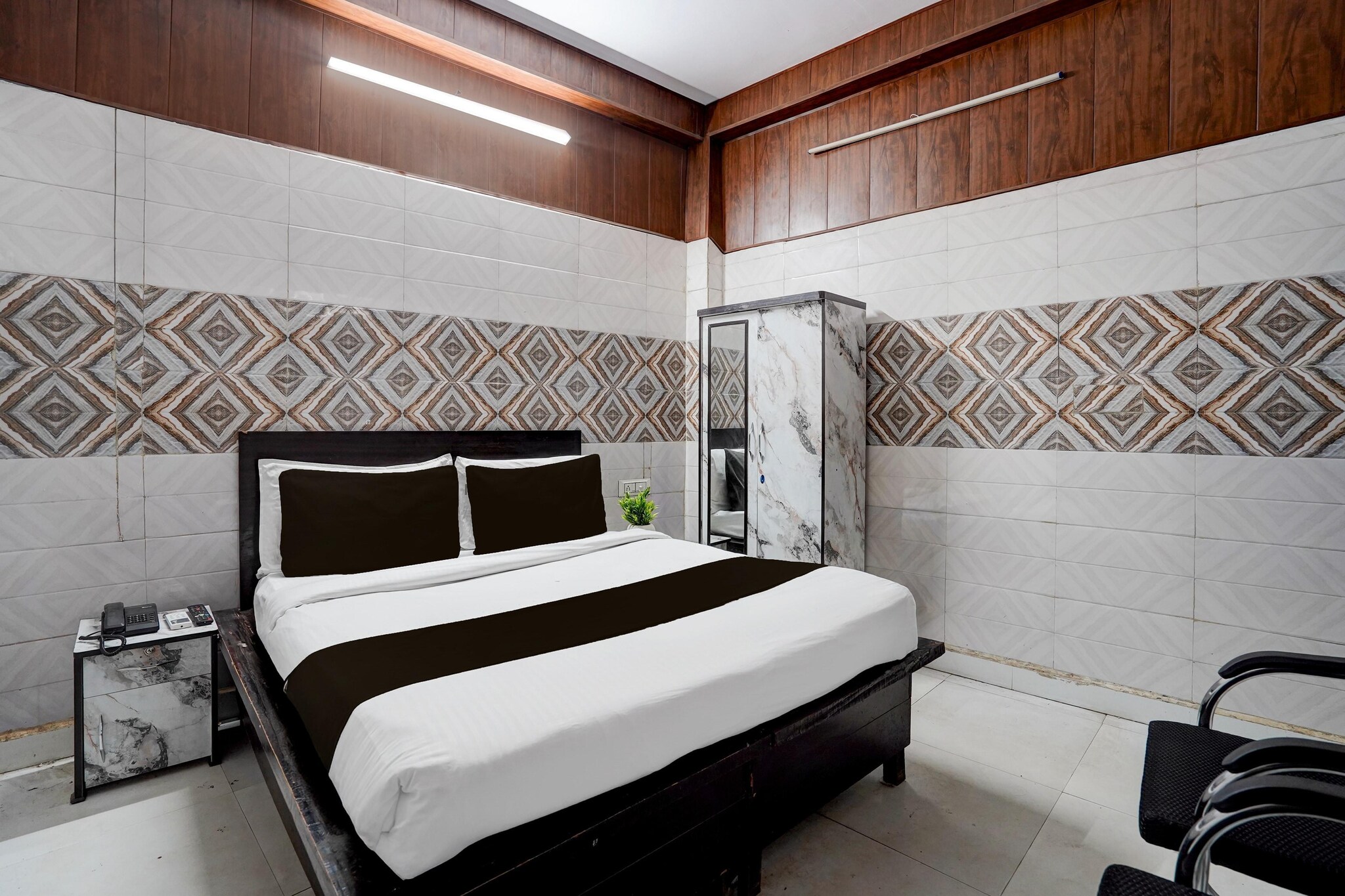 Unmarried couples are warmly welcome at this property.
Guests with local ID proof are warmly welcome.
Complimentary early check-in – Subject to availability.