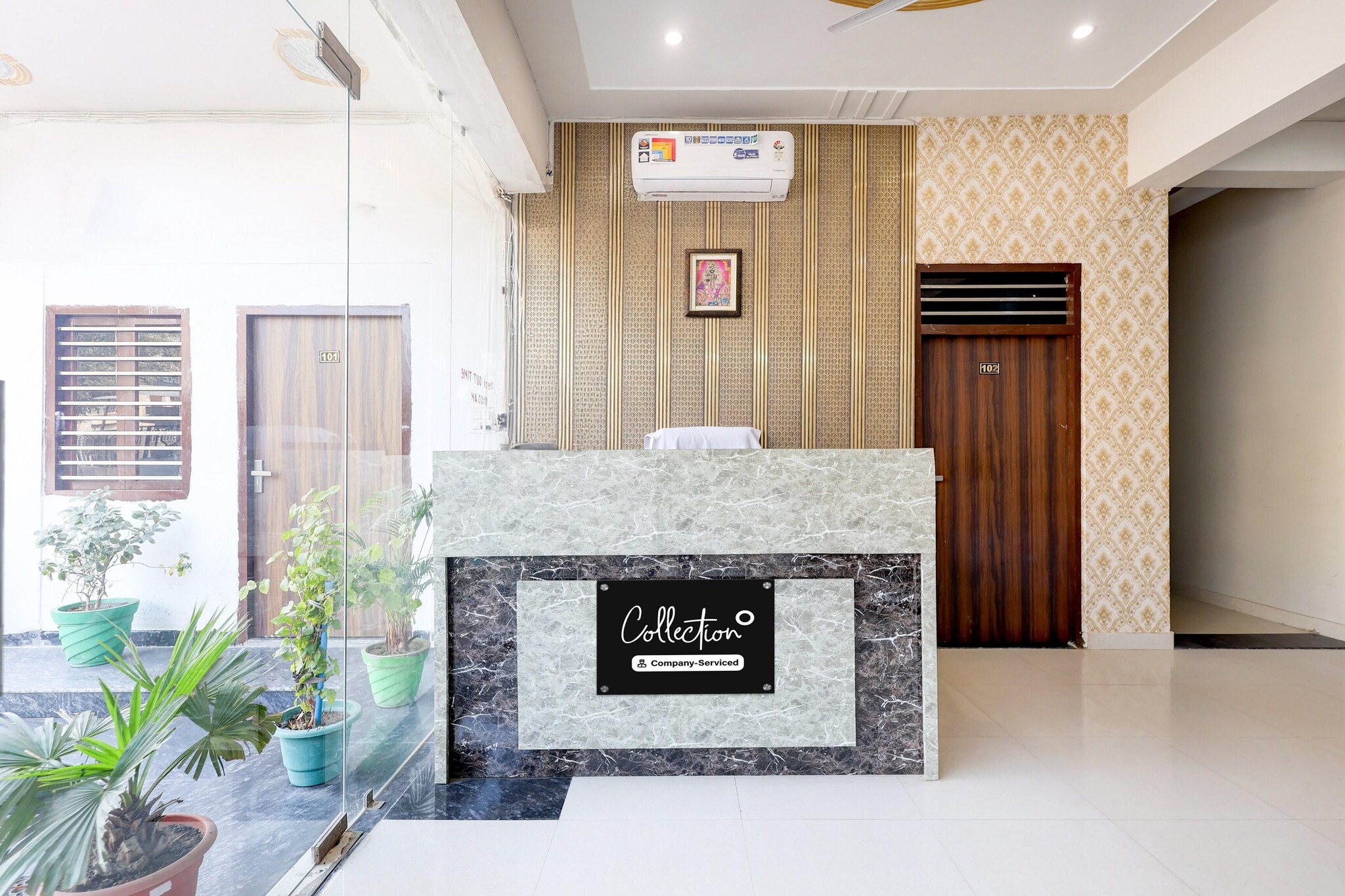 Ground floor: (bedroom(double bed, TV, seating area, electric kettle, air conditioning, telephone), bathroom(bathtub or shower, shower, washbasin, toilet, Towels incl., shampoo, body soap, hot water))