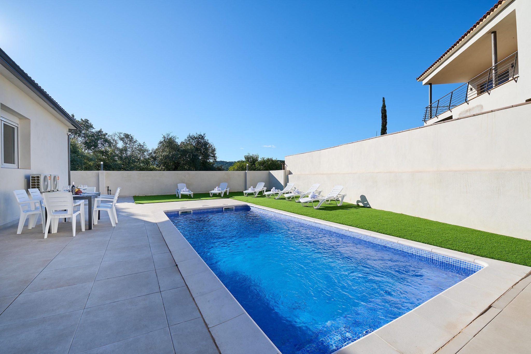 Active escape near the seashore