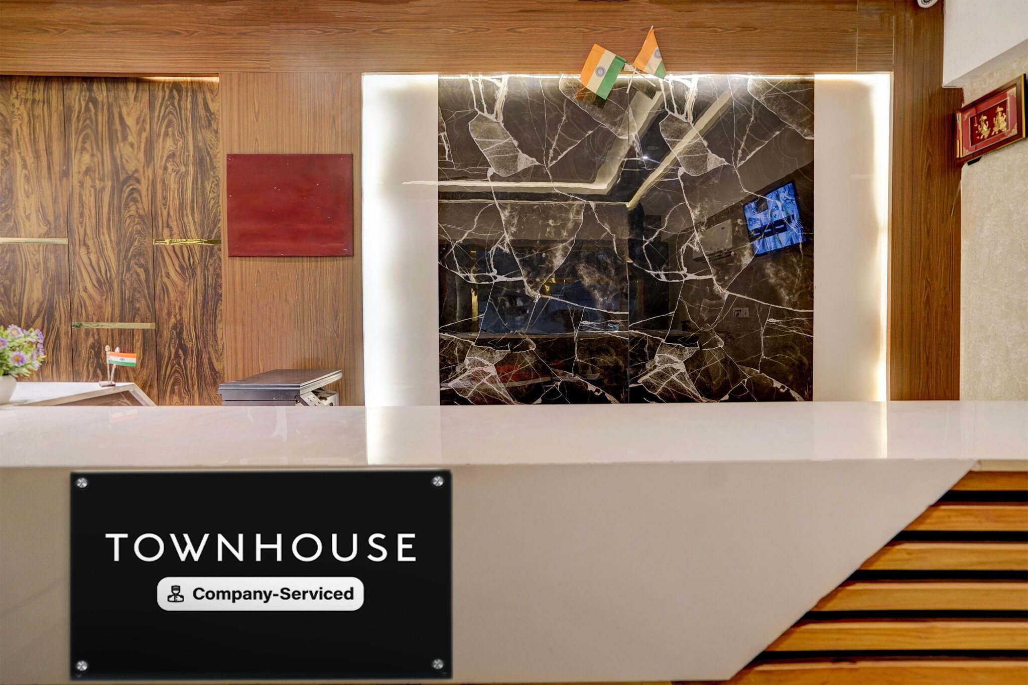 Ground floor: (bedroom(double bed, TV, seating area, air conditioning, lift, Towels incl., telephone), bathroom(bathtub or shower, shower, washbasin, toilet, shampoo, body soap, hot water), parking)