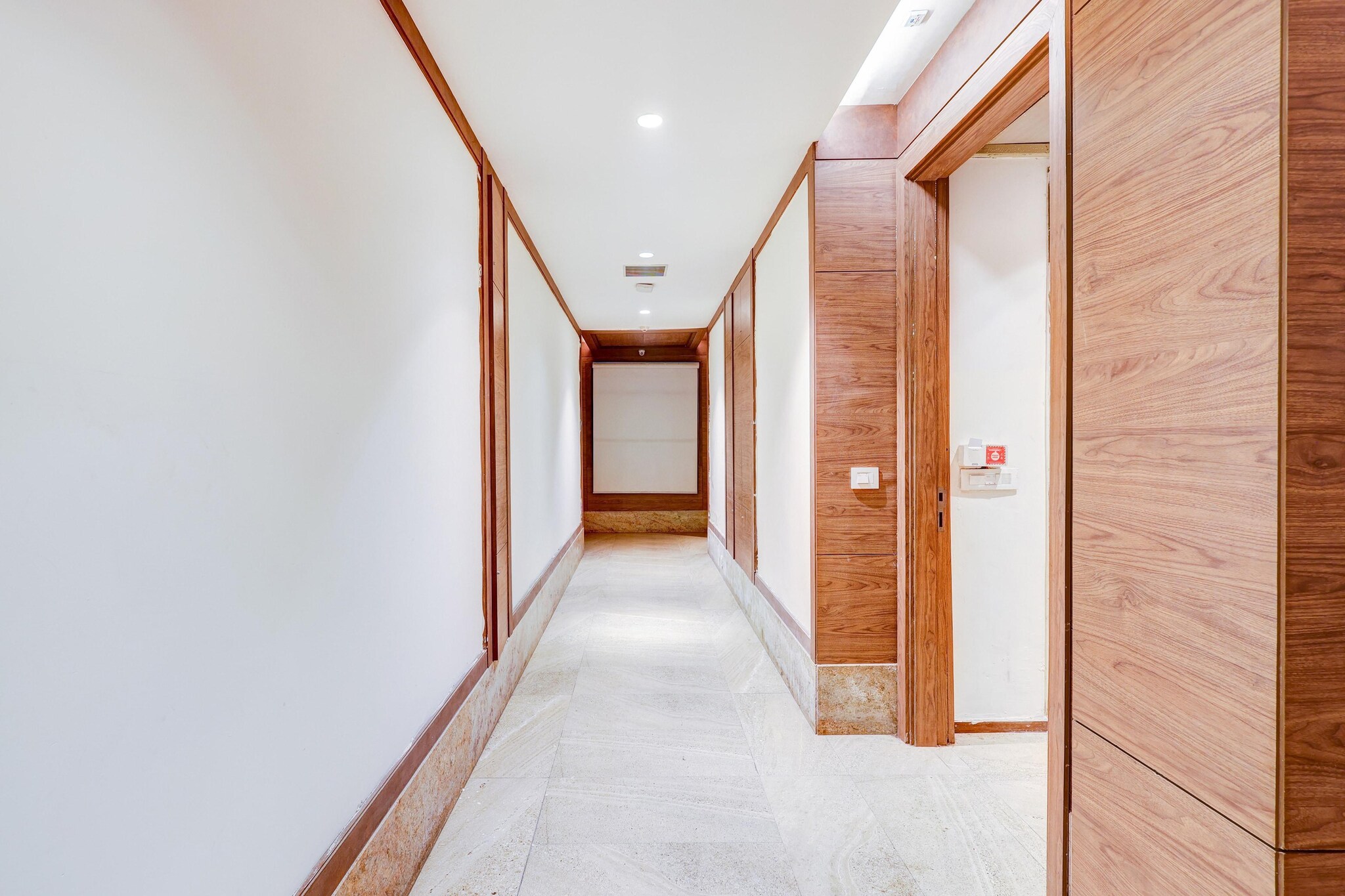Ground floor: (bedroom(double bed, TV, seating area, air conditioning, lift, Towels incl., telephone), bathroom(bathtub or shower, shower, washbasin, toilet, shampoo, body soap, hot water), parking, lift)