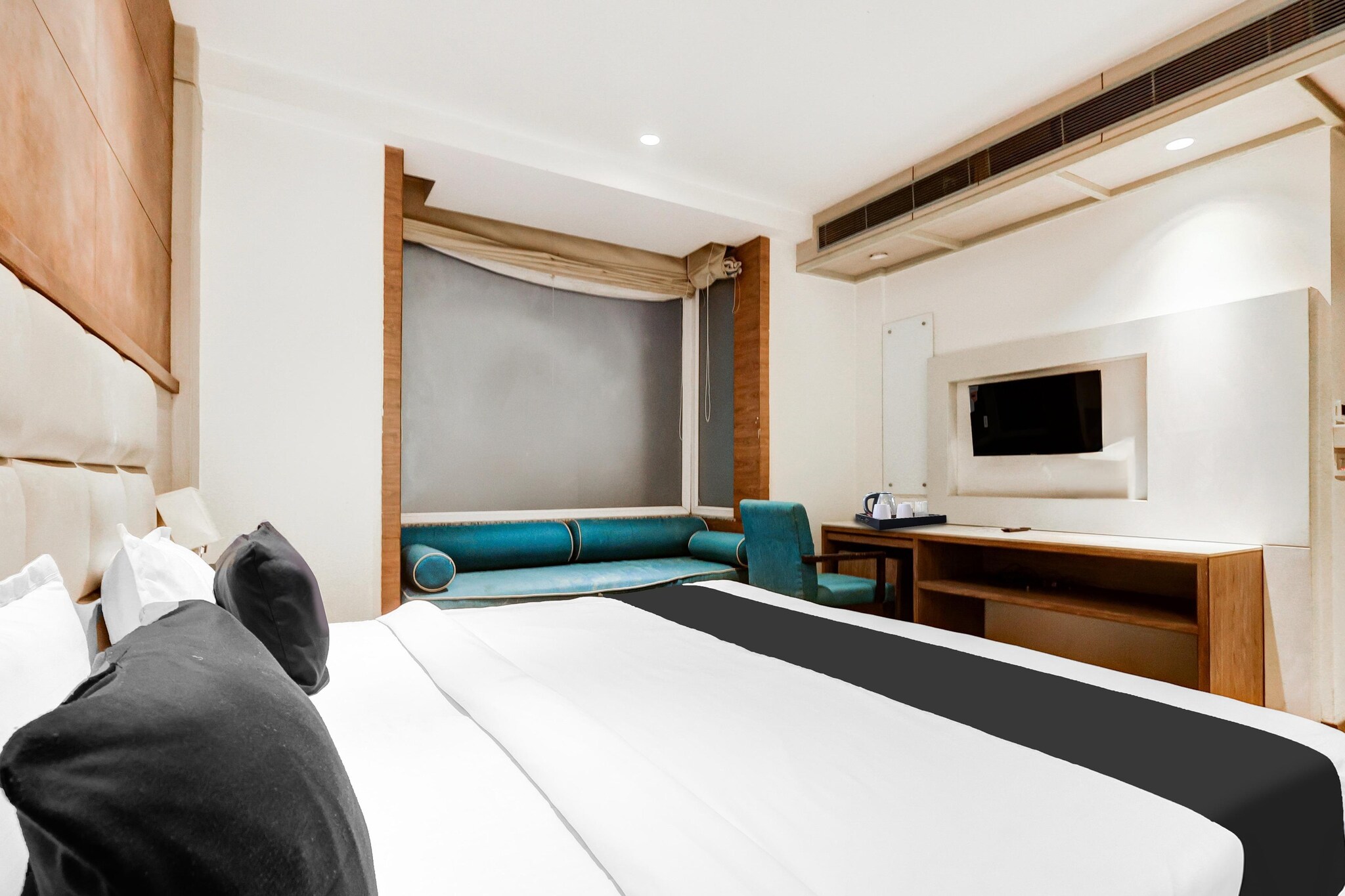 Comfortable Accommodations: Super Townhouse Chhatarpur Near Metro Park in Delhi offers family rooms with air-conditioning, private bathrooms, work desks, and seating areas. Each room includes free toiletries, bath or shower, TV, tiled floors, and a wardrobe.

Dining Experience: The family-friendly restaurant serves Indian cuisine in a welcoming ambience. Guests can enjoy meals in a relaxed setting, enhancing their stay with delicious food options.

Convenient Facilities: The hotel provides a 24-hour front desk, daily housekeeping service, room service, and luggage storage. Free WiFi is available throughout the property, ensuring connectivity for all guests.

Prime Location: Located 16 km from Delhi International Airport, the hotel is close to attractions such as Qutub Minar (4.4 km), Tughlaqabad Fort (10 km), and India Gate (15 km).

Couples in particular like the location – they rated it 8.1 for a two-person trip.

Unmarried couples are warmly welcome at this property.
Guests with local ID proof are warmly welcome.
Complimentary early check-in – Subject to availability.