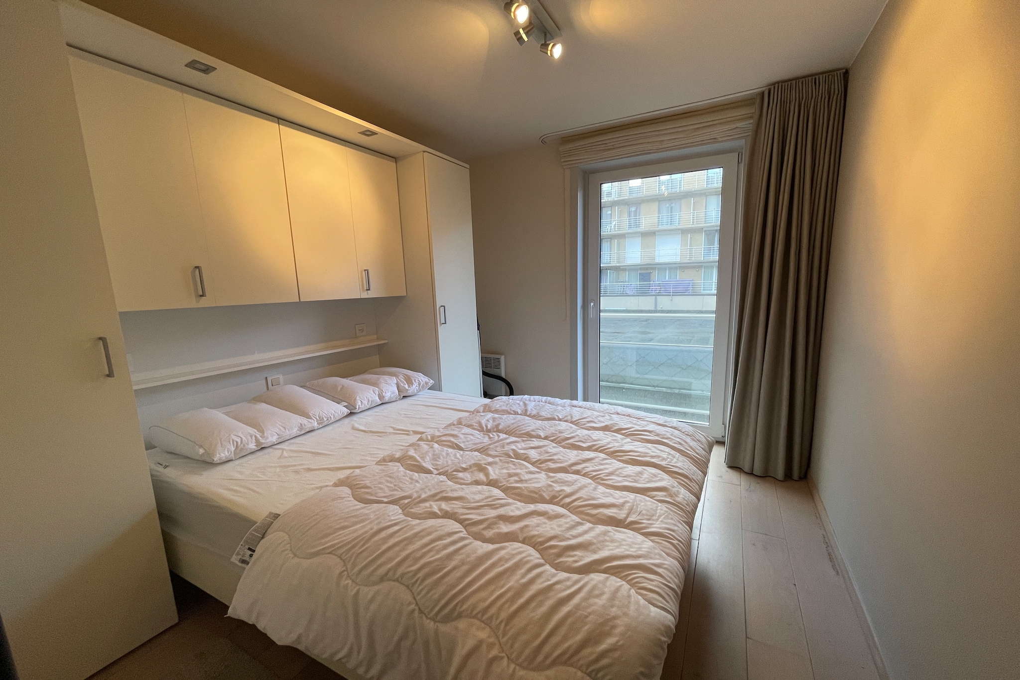 On the 1st floor: (hallway, open kitchen(hob(electric), electric kettle, coffee machine(filter, pads), combination microwave, fridge-freezer), Living/diningroom(TV(digital), dining table, seating area), bedroom(double bed(twin duvet, 140 x 200 cm)), bathroom(shower, washbasin), toilet(toilet))\n\nInternet access, washing machine, terrace(balcony or terrace), bicycle storage, lift