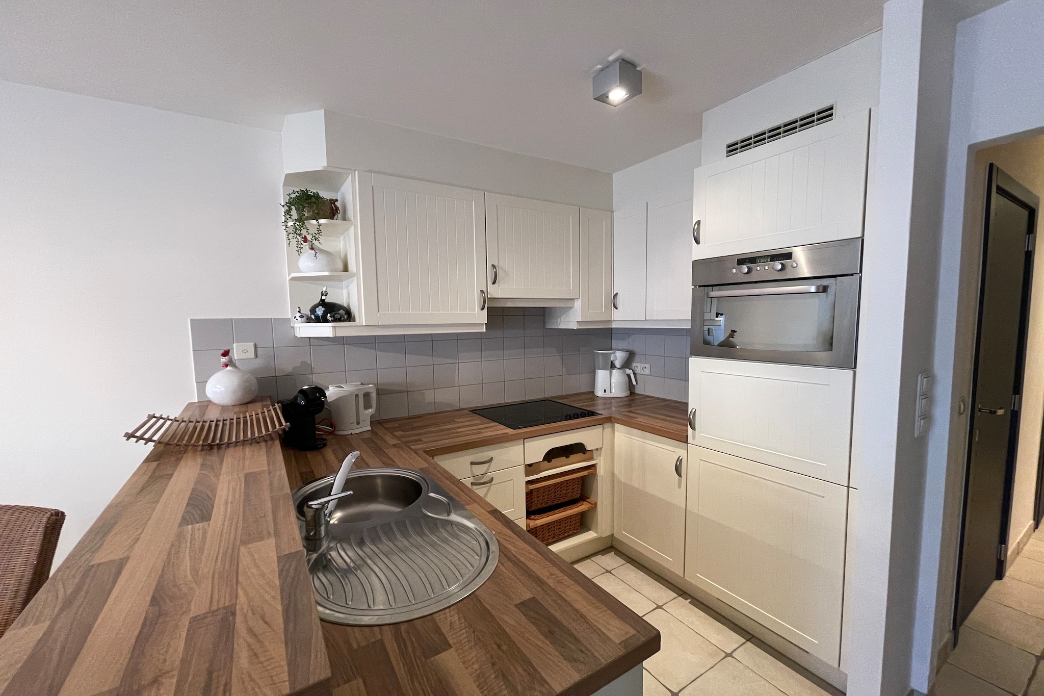 This light-filled coastal apartment is a wonderful choice for a relaxing holiday by the sea in Nieuwpoort-Bad. Perfect for couples or small families, it offers a comfortable retreat just moments from the beach and the lively promenade, where the rhythm of the coast sets the tone for your stay. The interior is designed for ease and comfort, with a bright living area that invites you to unwind after a day outdoors. Whether you’re enjoying a quiet evening indoors or planning the next day’s adventures, the space feels welcoming and practical. The open kitchen is well equipped for preparing simple meals, giving you the freedom to dine in at your own pace.

The bedroom provides a peaceful environment for restful nights, while the bathroom is neatly finished and functional, ensuring fresh starts and relaxed evenings. Every detail has been thoughtfully arranged to create a pleasant stay without excess, focusing on comfort and simplicity.

Step outside and you’re immediately immersed in the charm of Nieuwpoort-Bad. The sandy beach, coastal walking paths, shops, bakeries, and inviting restaurants are all within easy reach. Long seaside walks, cycling along the coast, and spontaneous café stops become part of daily life here.

This apartment is especially appealing to guests who value location, natural light, and a genuine holiday atmosphere. Whether you’re planning a romantic escape or a calm break by the sea, this is a welcoming base where coastal living feels effortless and refreshingly relaxed.
