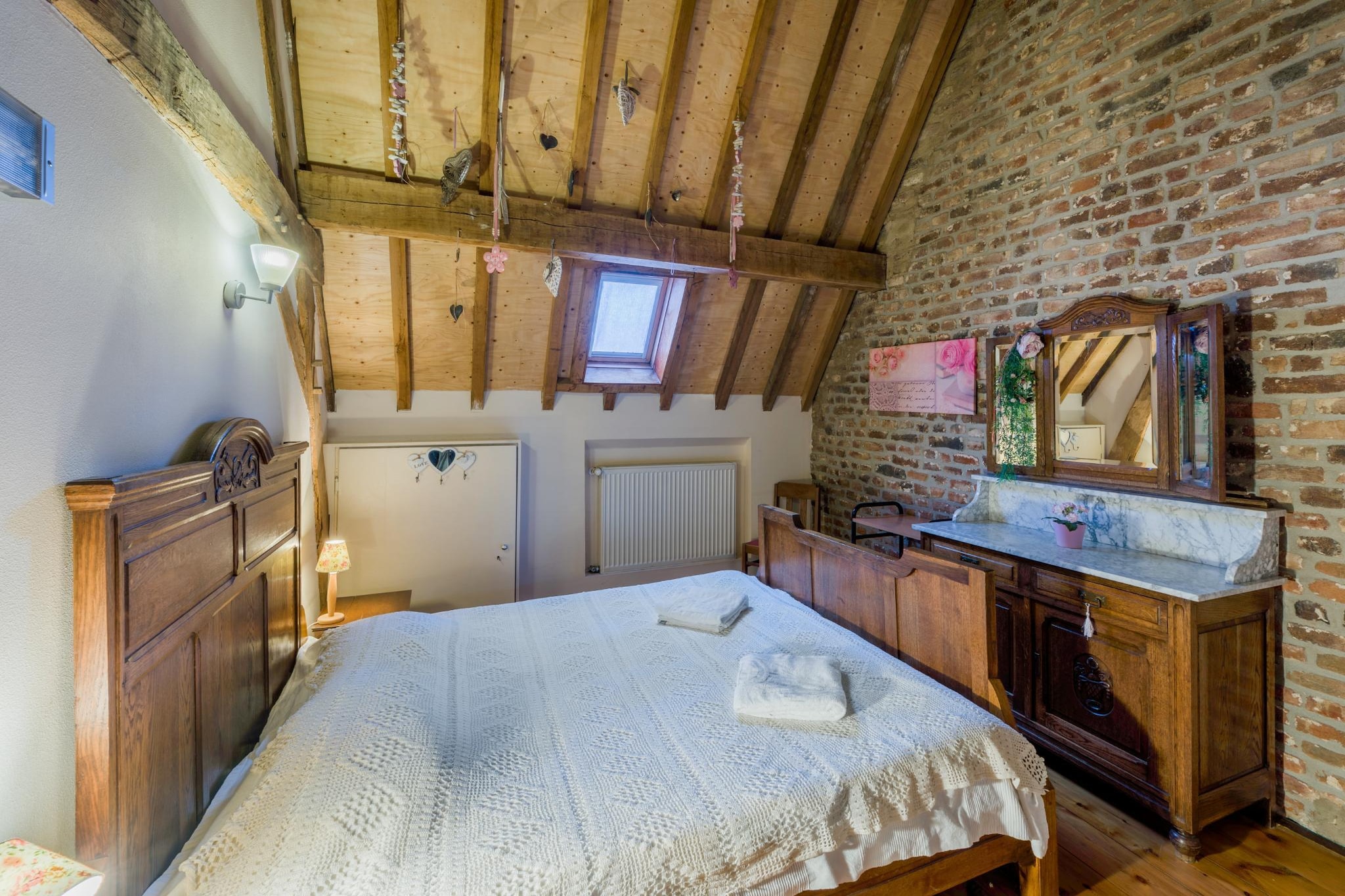 Ground floor: (Living room(seating area), open kitchen(cooker(ceramic), coffee machine(filter, pads), oven, microwave, fridge-freezer, dishes and cutlery, Cooking basics))\n\nOn the 1st floor: (bedroom(single bed), bathroom(shower, washbasin, toilet))\n\nOn the 2nd floor: (bedroom(double bed or 2 single beds))\n\nheating(central), terrace(private), garden(shared with other guests), garden furniture, play equipment, children\'s bed, high chair, playpen