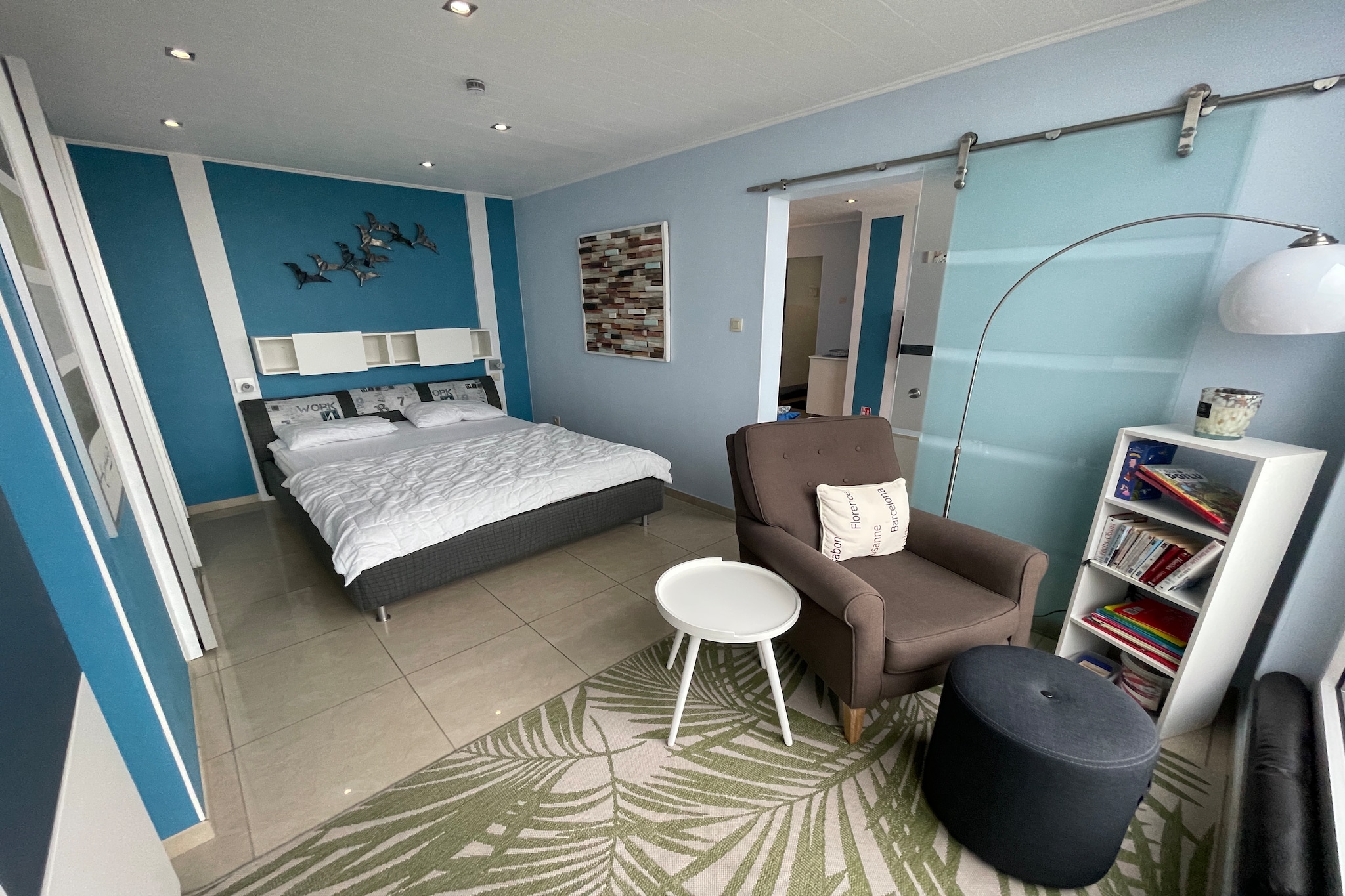 open kitchen(hob(electric), coffee machine, combination microwave, fridge-freezer), Living/diningroom(double sofa bed(140 x 200 cm), TV(digital), dining table), bedroom(double bed(160 x 200 cm)), bathroom(toilet, shower, washbasin), Internet access, patio, terrace(balcony or terrace), bicycle storage(Parking), lift