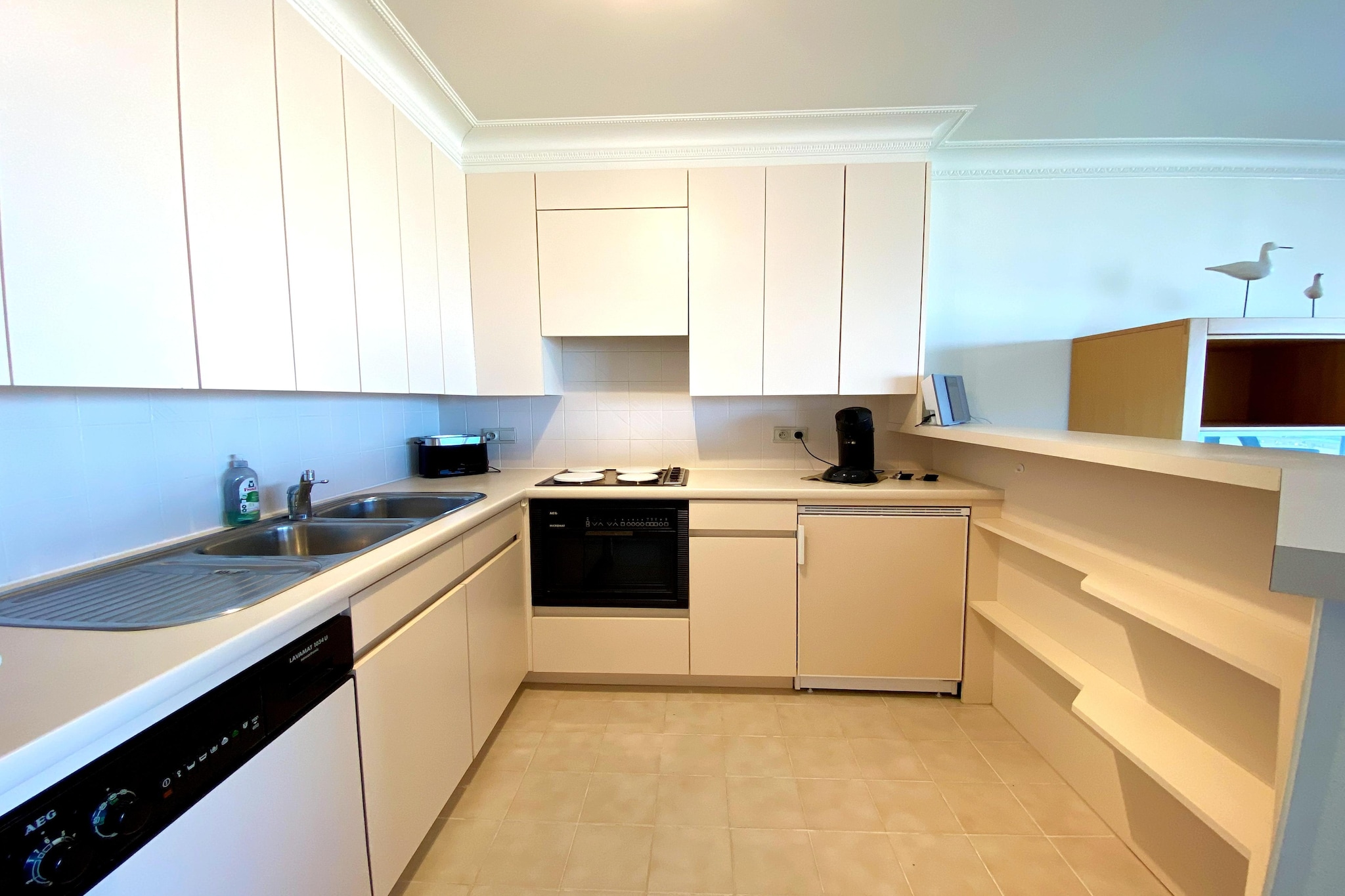 Wake up to sweeping views of the North Sea in this inviting seaside apartment on the Zeedijk, where beach life unfolds right outside your door. Designed for relaxed coastal living, this bright and comfortable home is ideal for couples, small families, or friends who want to enjoy the best of the Belgian coast with ease. Large windows flood the living area with natural light and frame ever-changing sea views, creating a calm and uplifting atmosphere throughout the day. After a morning stroll along the shore, settle into the cosy seating area or step onto the front terrace to enjoy coffee with the sound of the waves. At the rear, a second sun terrace offers a quieter space to unwind, perfect for sunny afternoons or a drink in the evening.

The open kitchen is well equipped for holiday cooking, making it easy to prepare relaxed meals with fresh local ingredients. Two comfortable bedrooms provide restful sleeping spaces, while the practical bathroom and separate toilet add everyday convenience to your stay. Thoughtful details and a functional layout ensure comfort without fuss.

Beyond the apartment, the lively promenade invites you to explore nearby shops, bakeries, and restaurants, all within walking distance. Long beach walks, seaside cycling, and spontaneous café stops become part of your daily rhythm. With optional parking nearby and modern comforts throughout, this apartment offers a balanced blend of coastal energy and laid-back relaxation, an ideal base for enjoying life by the sea, day after day.
