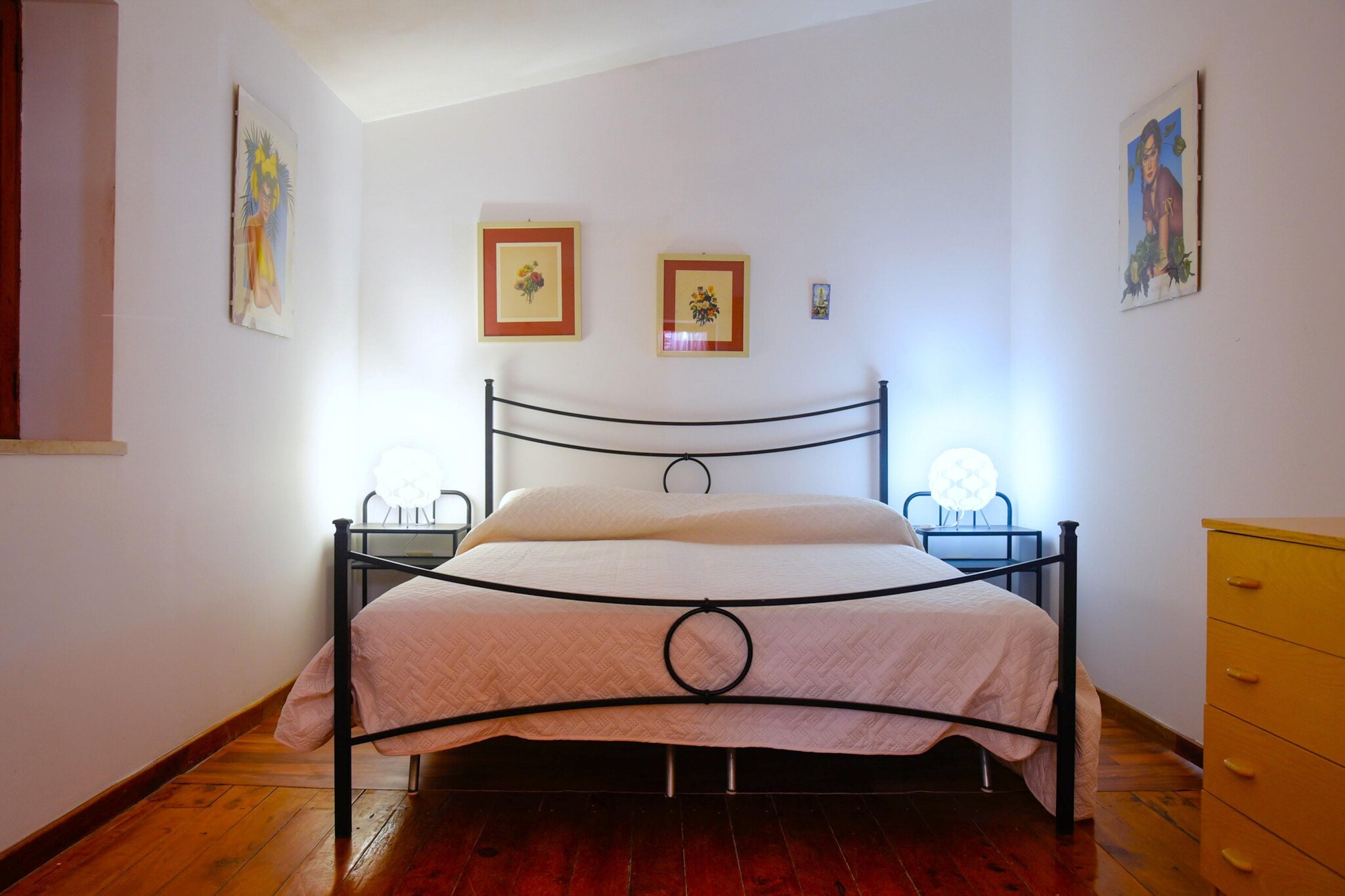 Ground floor: (Living room(TV, dining table, seating area), Large kitchen(hob, hood, oven, fridge-freezer, washbasin), bedroom(double bed), bedroom(single bed), bathroom(shower, washbasin, toilet))\n\nOn the 1st floor: (bedroom(double bed), bedroom(double bed))\n\nbathroom(shower, washbasin), washing room, veranda, air conditioning, garden, garden furniture, parking, parasol