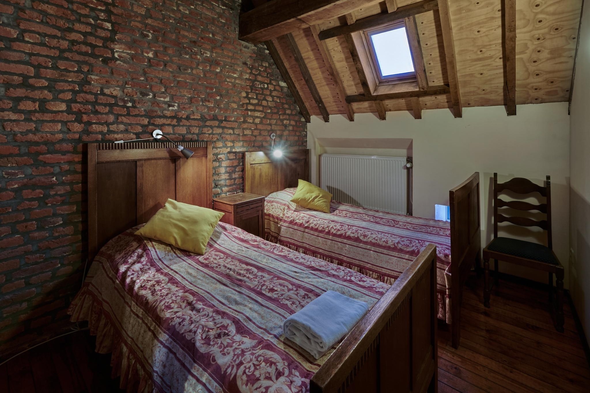 Ground floor: (hallway(toilet), Living room(TV, seating area), open kitchen(hob, coffee machine, oven, dishwasher, fridge-freezer, dishes and cutlery, Cooking basics))\n\nOn the 1st floor: (bedroom(double bed), bedroom(2x single bed(80 x 210 cm)), bedroom(2x single bed), bathroom(shower, washbasin, toilet))\n\nOn the 2nd floor: (bedroom(2x single bed(80 x 210 cm)), bedroom(2x single bed), bathroom(shower, washbasin, toilet))\n\nheating(central), terrace(private), garden(private, shared with other guests), garden furniture, parking, play equipment, children\'s bed, high chair, playpen