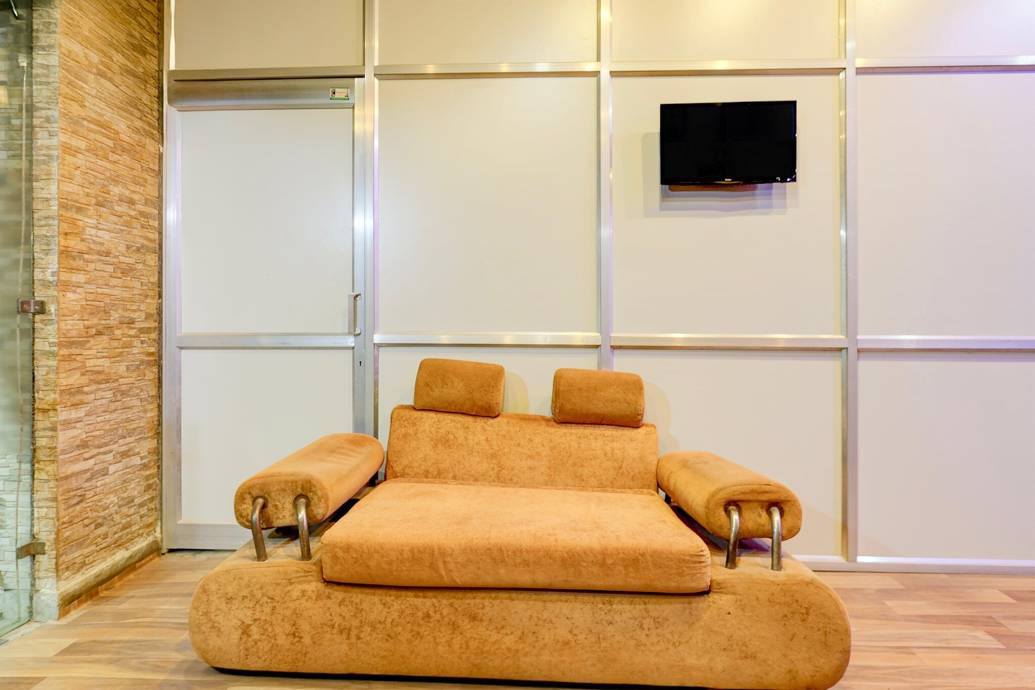 Ground floor: (Kitchen(electric kettle), bedroom(double bed, TV, seating area, air conditioning, Towels incl., telephone), bathroom(bathtub or shower, shower, washbasin, toilet, shampoo, body soap, hot water))
