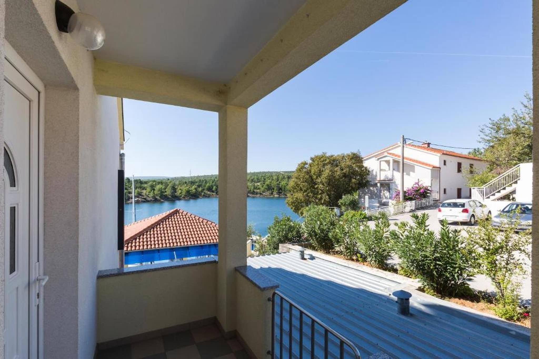 Seaview apartment in Obrovac with balcony