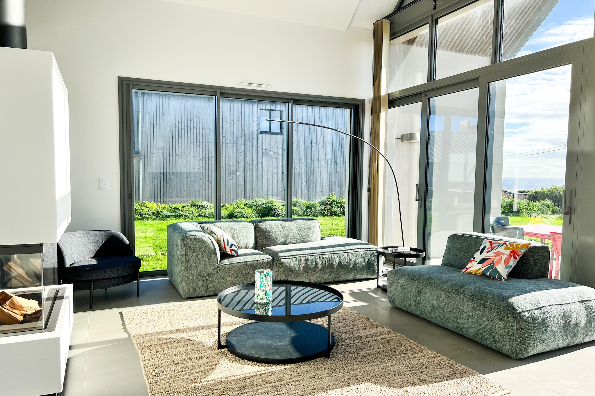 Ground floor: (Living room(TV(no dutch television channels, no german television channels), fireplace, seating area), open kitchen(toaster, cooker(4 ring stoves, induction), coffee machine(cups), oven, microwave, dishwasher, fridge-freezer), bedroom(double bed(160 x 200 cm)), bathroom(bath tub, shower, hairdryer), toilet)\n\nOn the 1st floor: (bedroom(single bed(90 x 190 cm), double bed(160 x 200 cm)), bedroom(double bed(160 x 200 cm)), bathroom(shower, toilet, hairdryer), mezzanine(TV))\n\nheating(electric), heating(electric, floor heating), terrace(20 m2), garden(fenced, 700 m2), garden furniture, parking, high chair, plancha grill, baby crib(free), Towels/Sheets (extra fee)