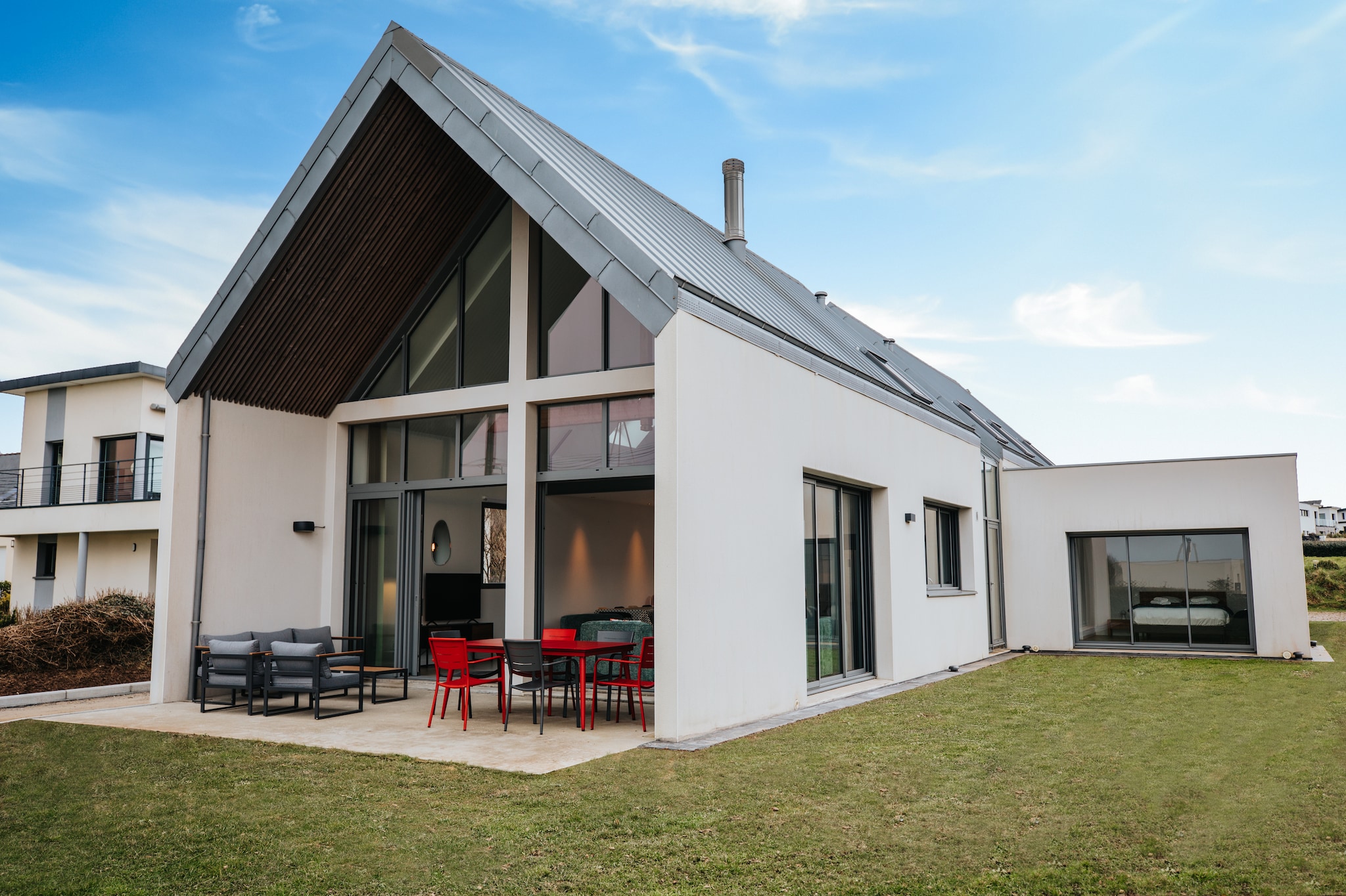 This architect-designed villa offers a generous living space and modern, elegant furnishings, with breathtaking partial sea views. The spacious layout, the living room with its sea view, and the adjoining terrace invite you to enjoy wonderful moments of conviviality, perhaps around a barbecue on the plancha grill.

The fully equipped kitchen is ideal for preparing Breton specialties together. The wine cellar is a true highlight for wine lovers. The fireplace in the living room creates a particularly cozy atmosphere, especially during the off-season.

Upstairs, on the mezzanine, there is a second living area with a television, offering even more spectacular sea views.

On the ground floor, you'll find the master suite with a 160 x 200 cm bed, large windows opening directly onto the garden, an adjoining dressing room, and a bathroom with a bathtub, shower, and separate toilet.

Upstairs, there are two further bedrooms:

One bedroom with a double bed (160 x 200 cm)

One bedroom with a double bed (160 x 200 cm) and a single bed (90 x 190 cm), ideal for a child

A bathroom with shower and toilet

Two offices are also available, perfect for working from home.

Baby equipment, a cot, a highchair, and a baby bath are provided upon request.

A garage (depending on vehicle size) completes this exceptional villa. Several additional parking spaces are available on the property.

The nearest sandy beach and the GR34 coastal hiking trail are just a 300-meter walk away.

A particular highlight is the weekly market, which brings the entire town center to life every Tuesday. Ferries also depart from here to the nearby islands of Molène and Ouessant, offering an unforgettable experience. A tour in one of the 12-person inflatable boats is also highly recommended: On this impressive trip, with a bit of luck, you can observe dolphins and seals basking on the rocks. For hiking enthusiasts, the famous GR34 coastal trail offers breathtaking views and stretches for miles along the wild and romantic westernmost coast of France.















































)